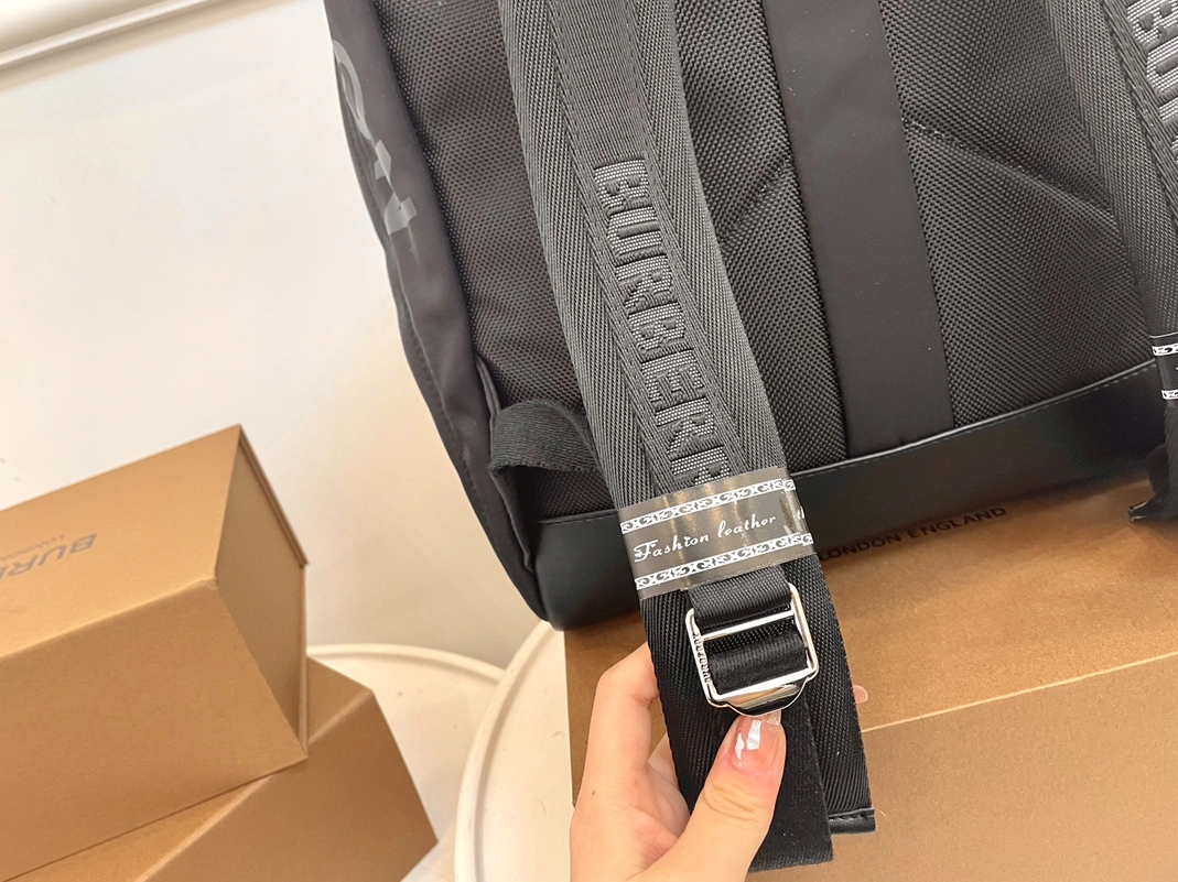WellDesigned 4525 Burberry AAA Man Backpacks