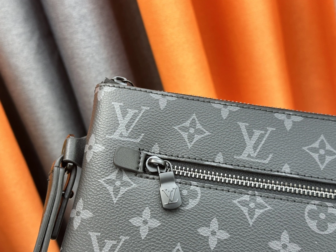 WellDesigned 4838 Louis Vuitton AAA Man Wallets