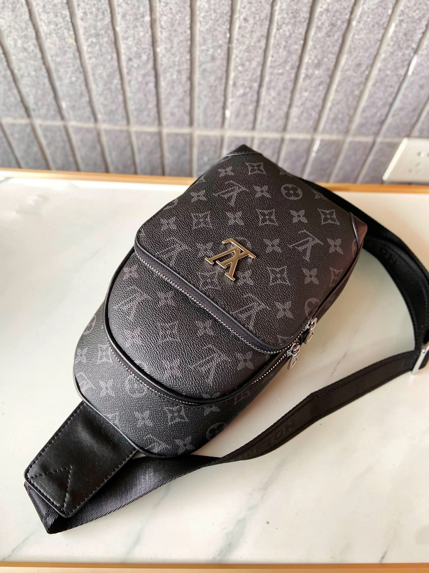 WellDesigned 5570 Louis Vuitton AAA Man Messenger Bags