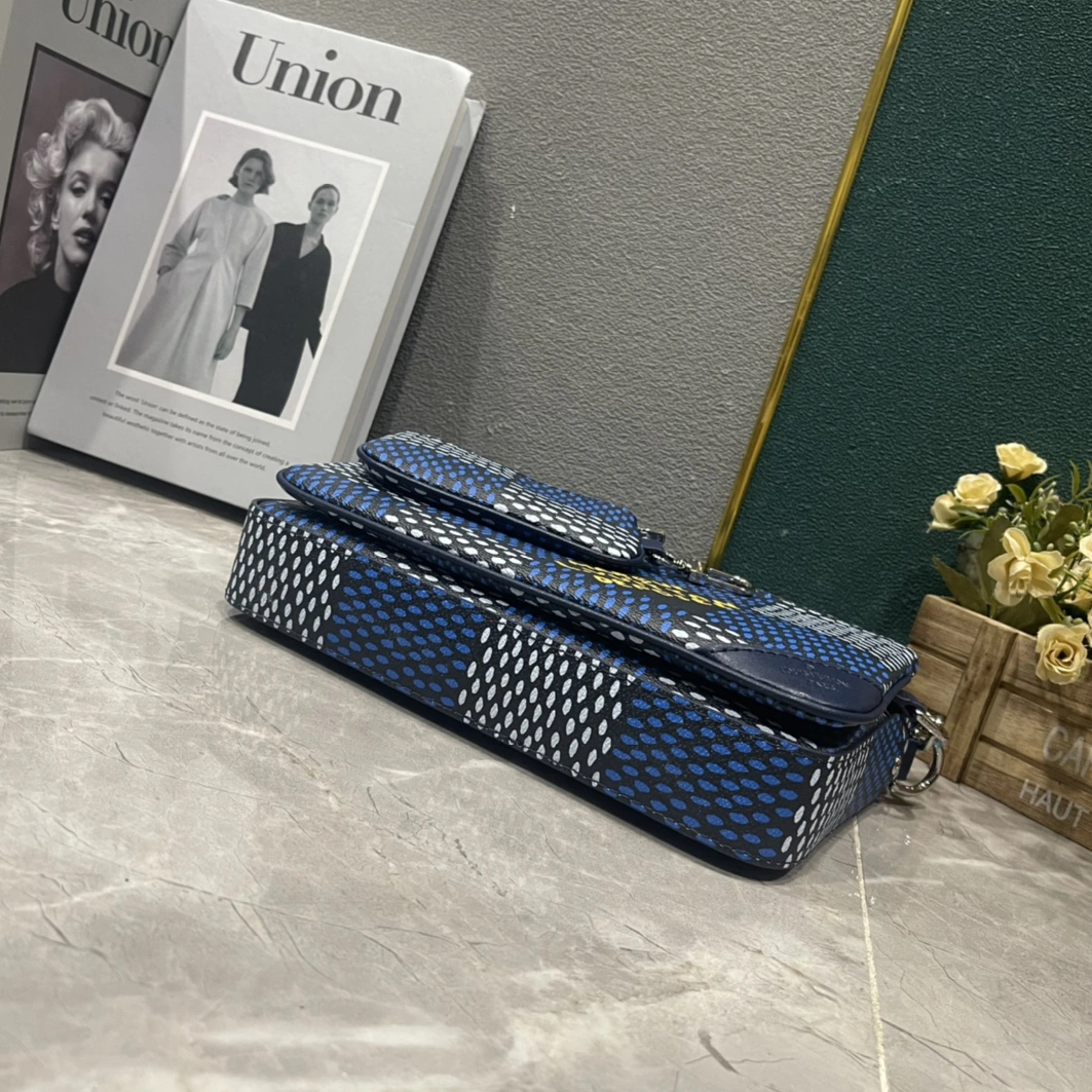 WellDesigned 5577 Louis Vuitton AAA Man Messenger Bags
