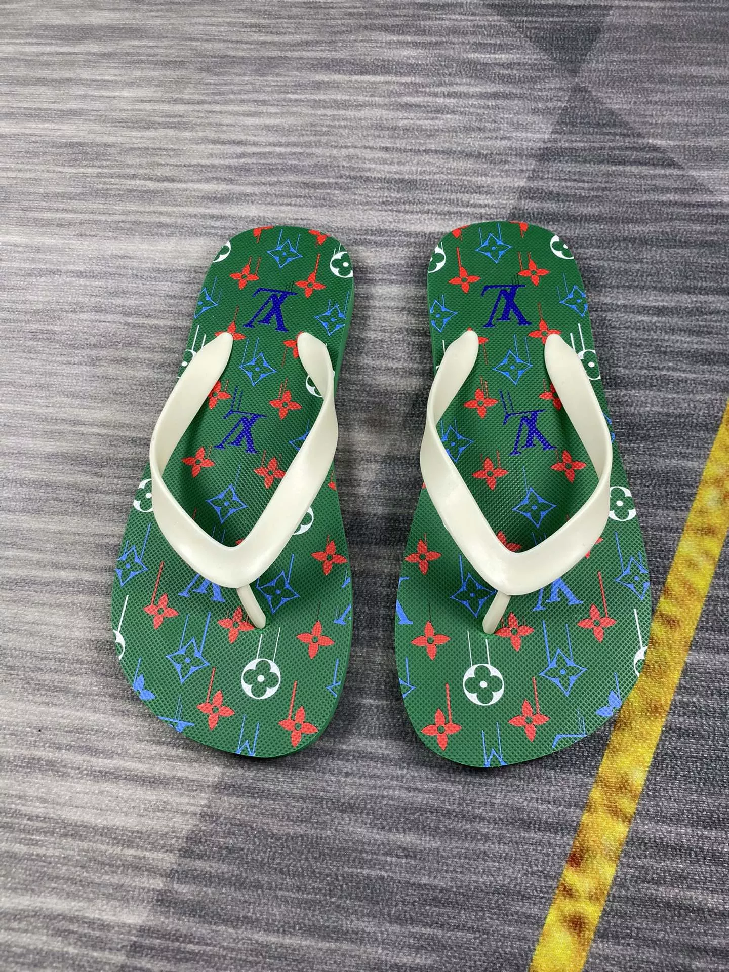 WellDesigned 5640 Louis Vuitton Slippers For Men