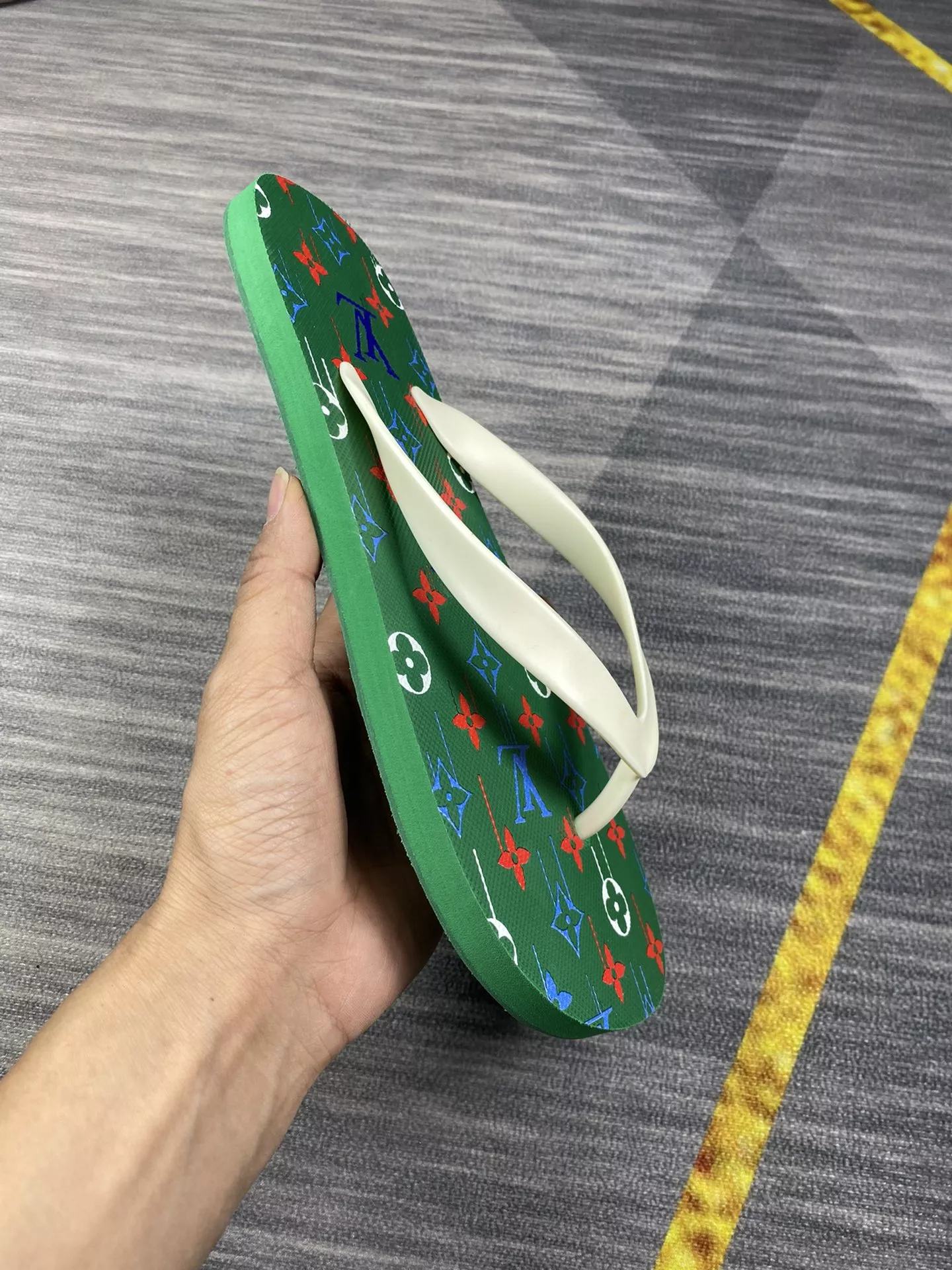WellDesigned 5640 Louis Vuitton Slippers For Men