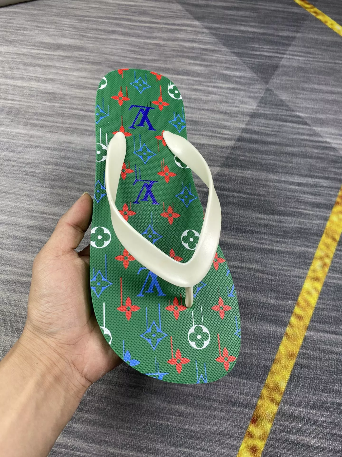 WellDesigned 5640 Louis Vuitton Slippers For Men