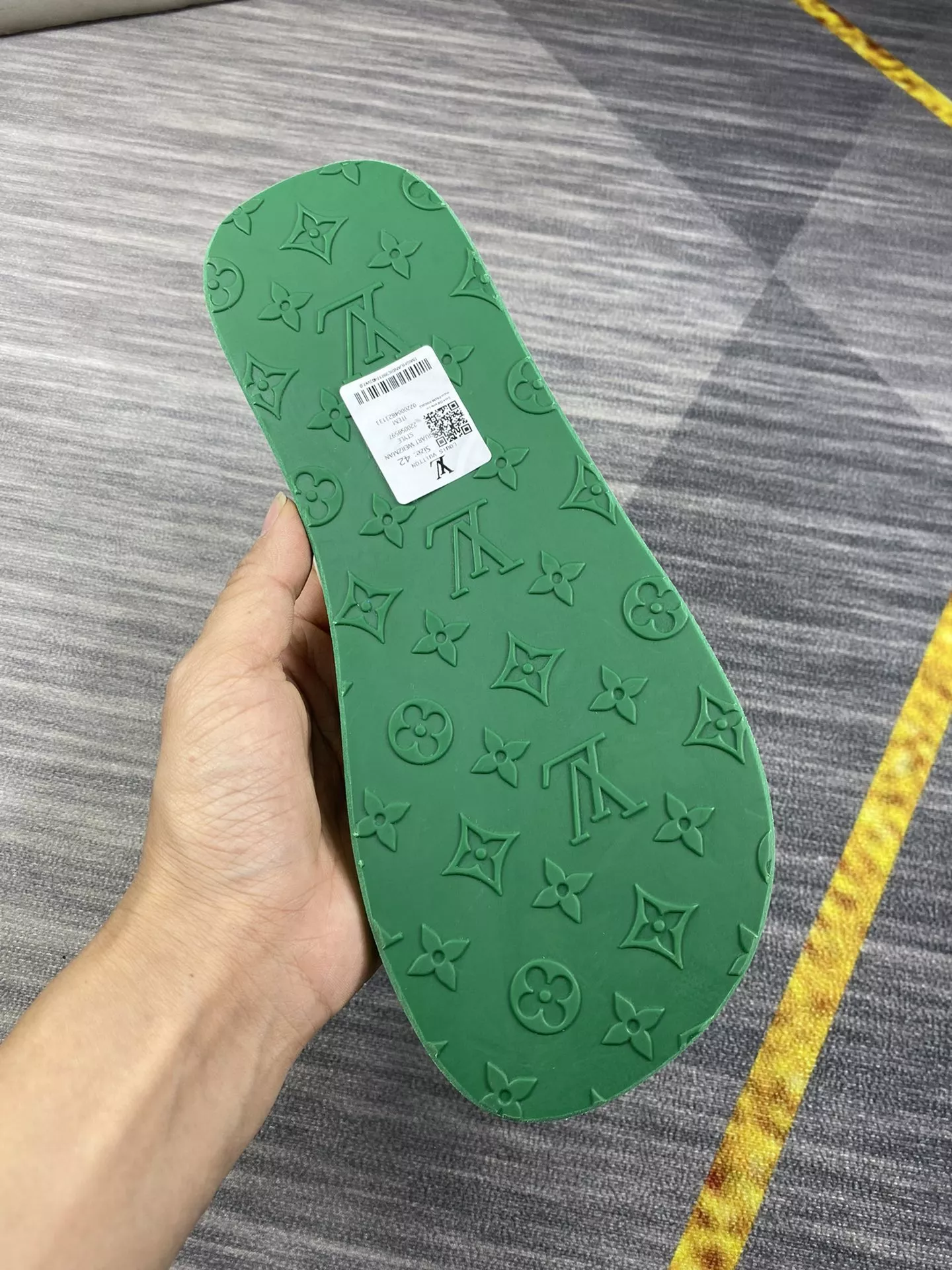 WellDesigned 5640 Louis Vuitton Slippers For Men
