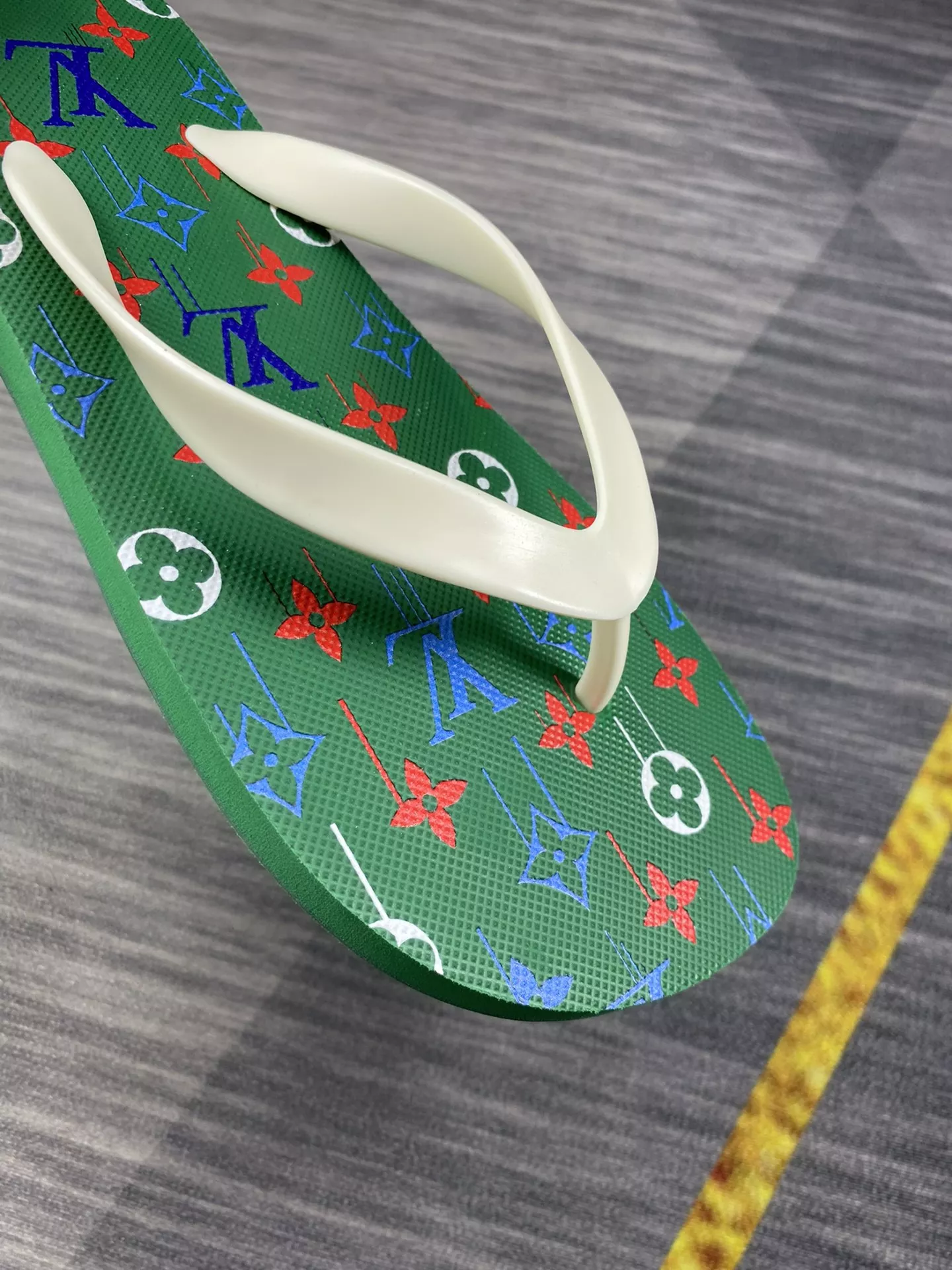 WellDesigned 5640 Louis Vuitton Slippers For Men