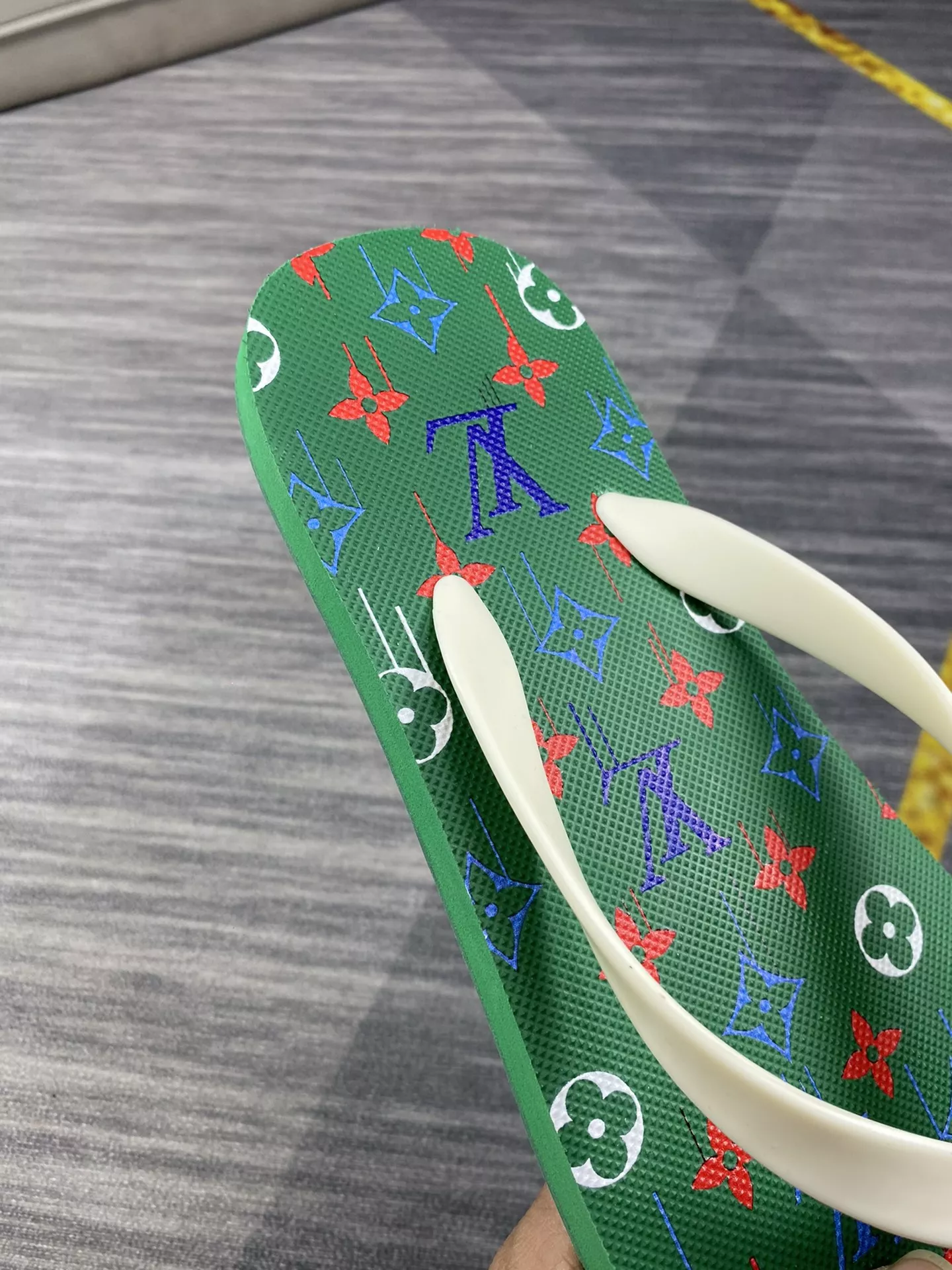 WellDesigned 5640 Louis Vuitton Slippers For Men