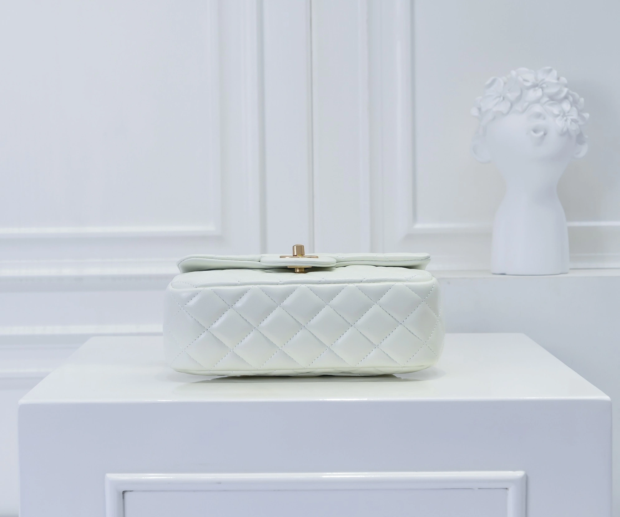 WellDesigned 6025 Chanel AAA Quality Messenger Bags