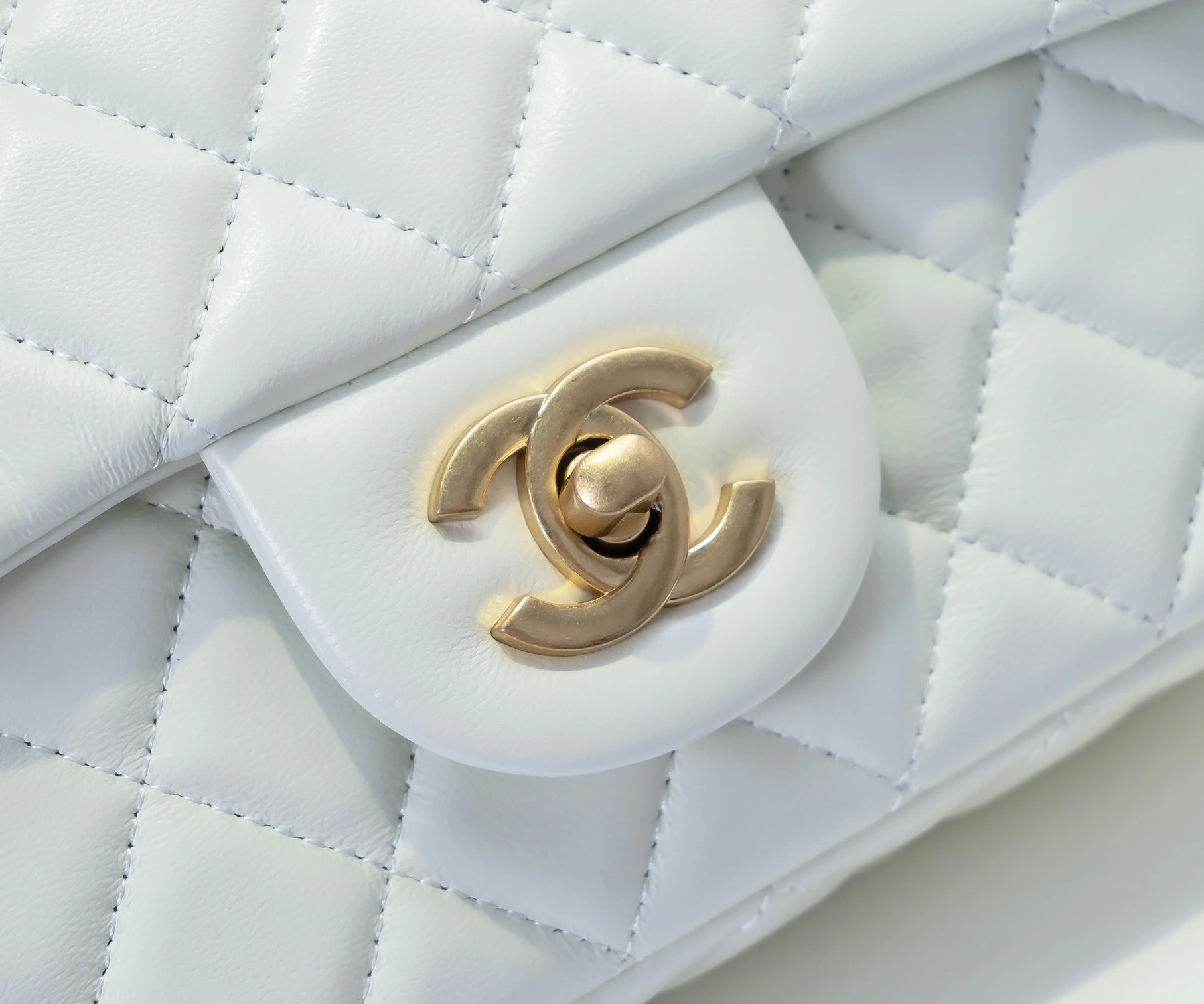 WellDesigned 6025 Chanel AAA Quality Messenger Bags