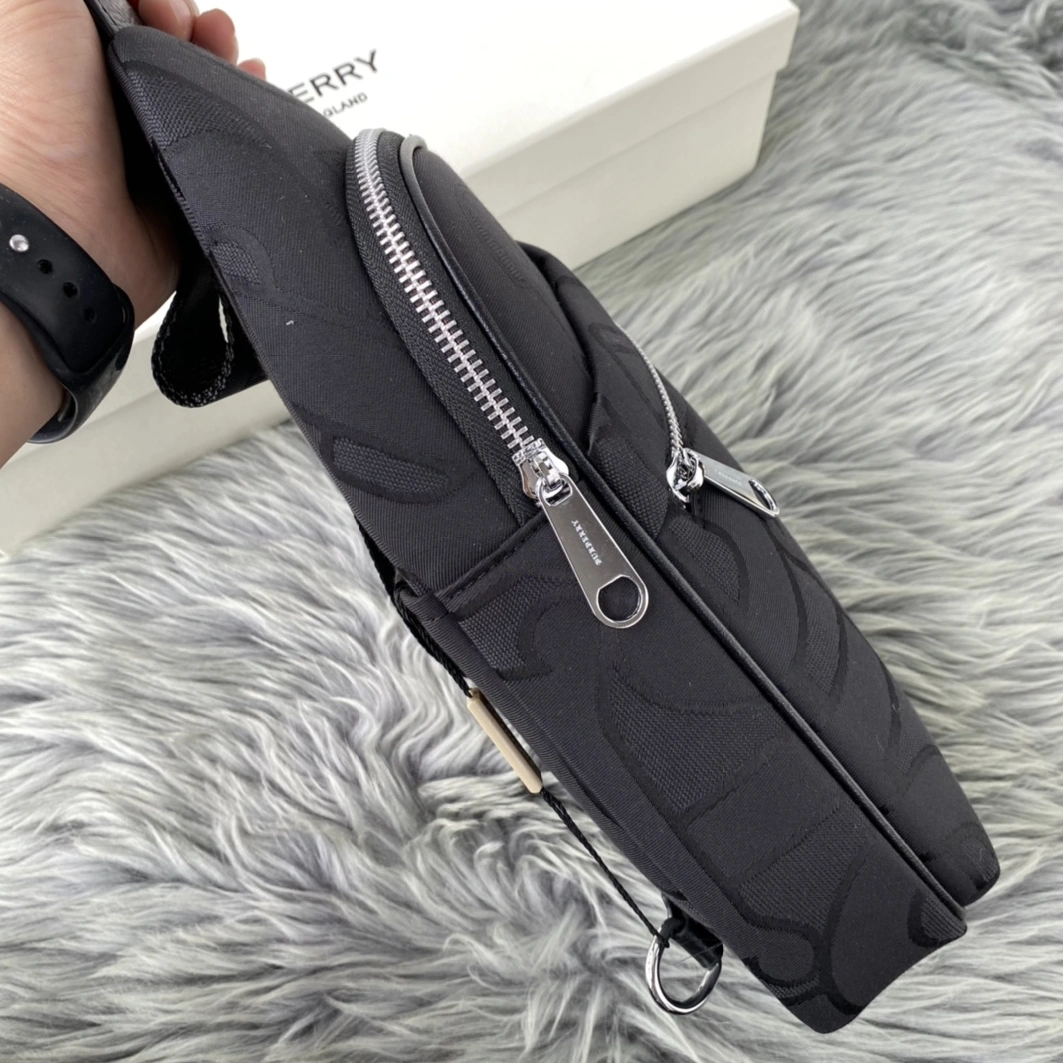 WellDesigned 6072 Burberry AAA Man Messenger Bags