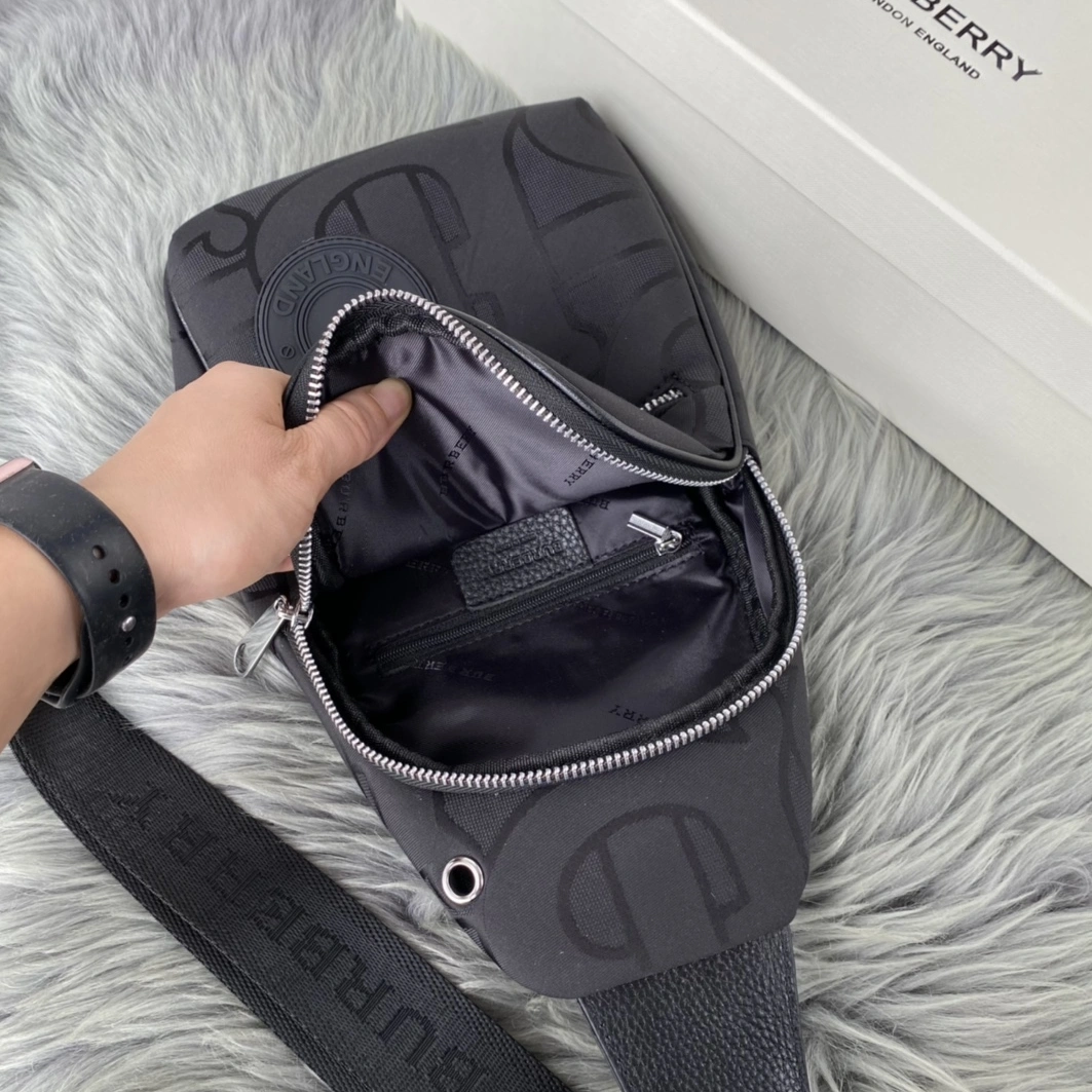 WellDesigned 6072 Burberry AAA Man Messenger Bags