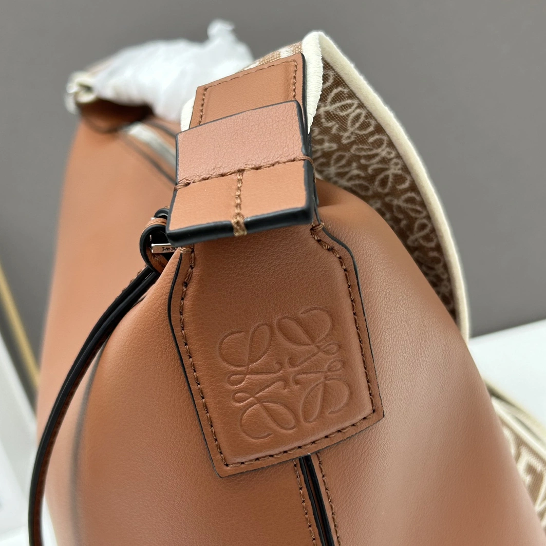 WellDesigned 617 LOEWE AAA Quality Messenger Bags For Women