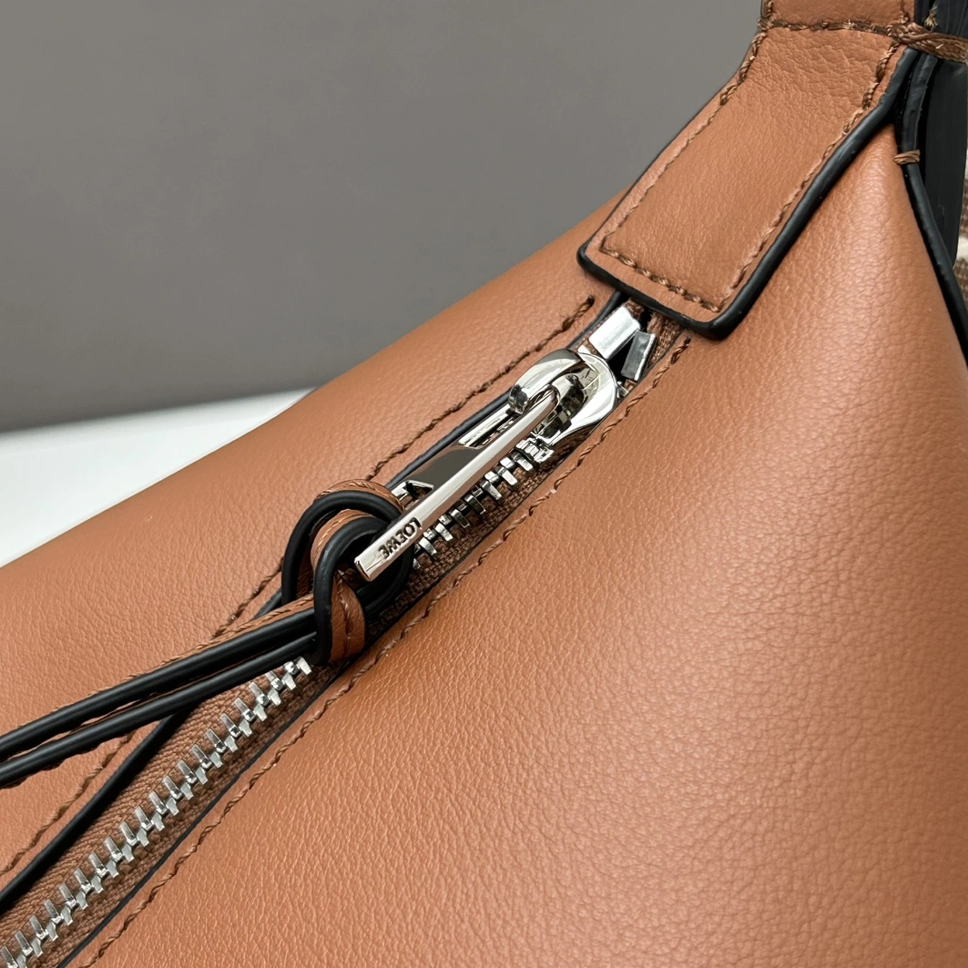 WellDesigned 617 LOEWE AAA Quality Messenger Bags For Women