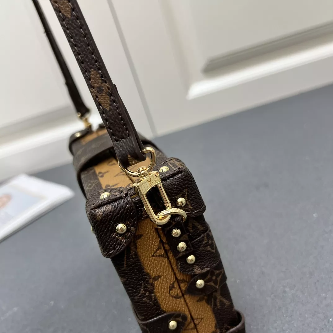 WellDesigned 6519 Louis Vuitton AAA Quality Messenger Bags For Women