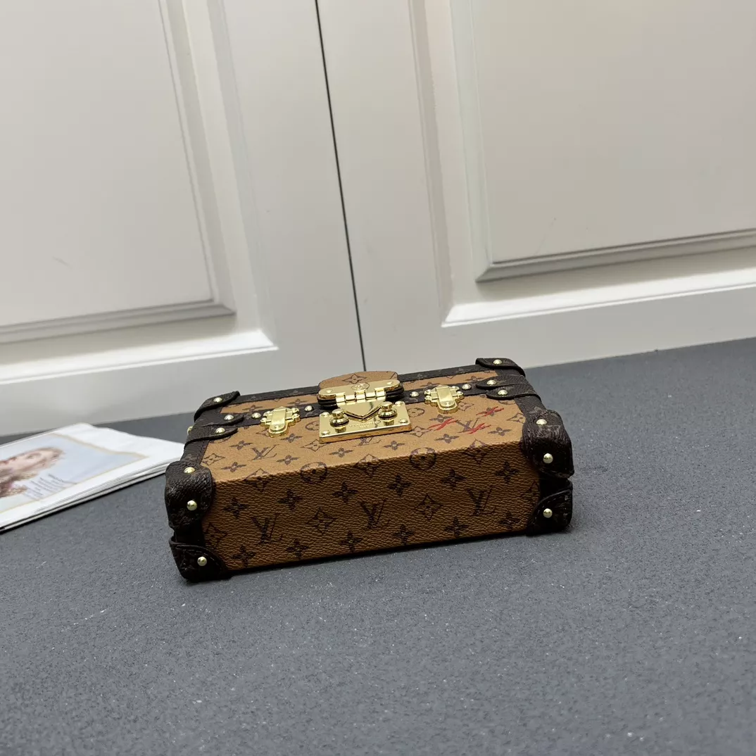 WellDesigned 6519 Louis Vuitton AAA Quality Messenger Bags For Women