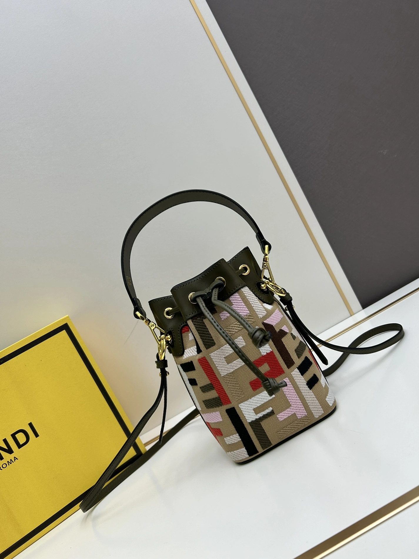 WellDesigned 6588 Fendi AAA Quality Messenger Bags For Women