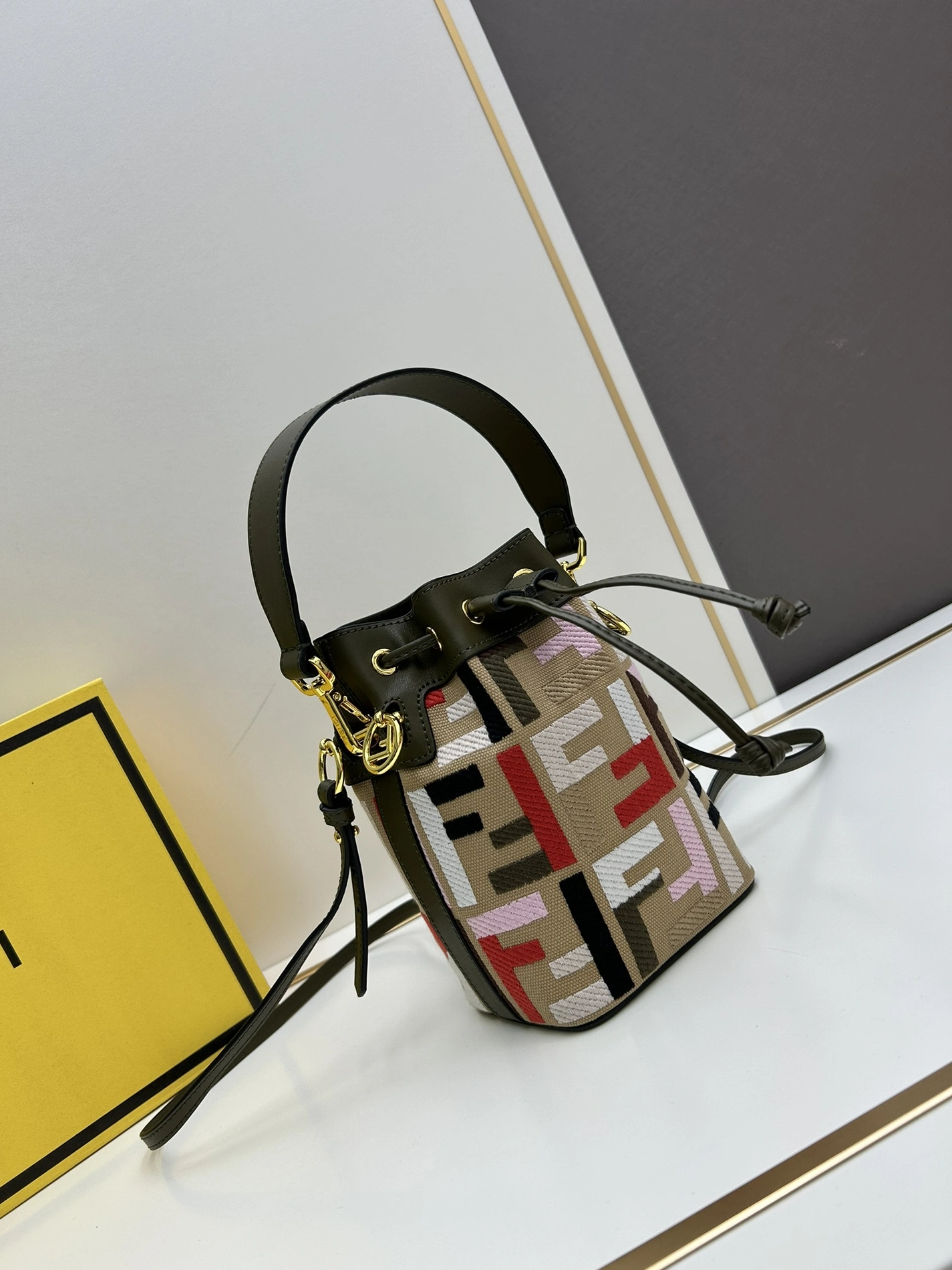 WellDesigned 6588 Fendi AAA Quality Messenger Bags For Women
