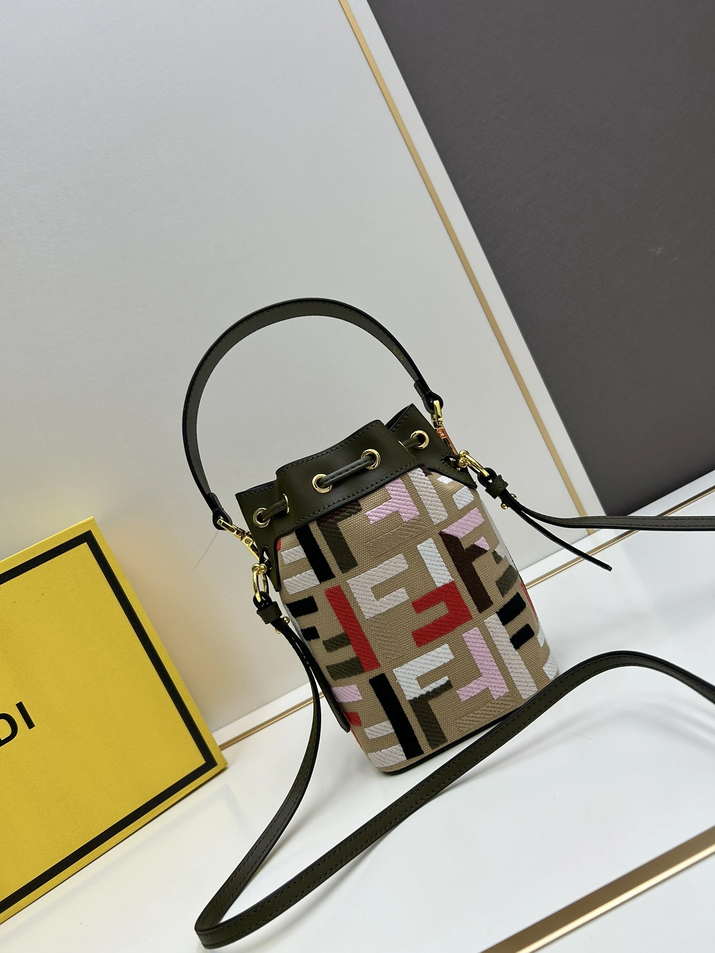 WellDesigned 6588 Fendi AAA Quality Messenger Bags For Women