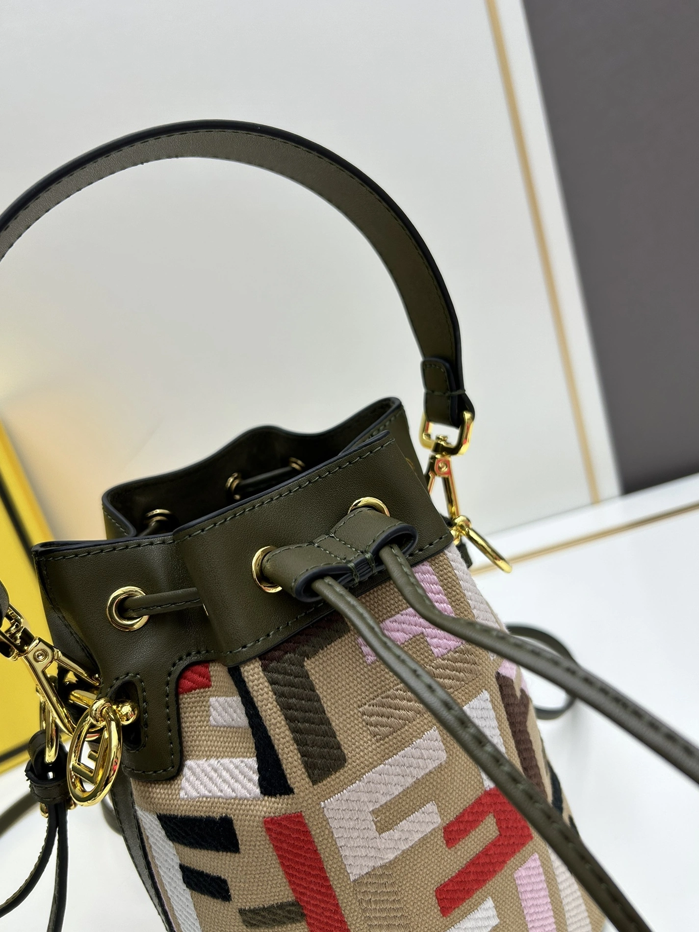 WellDesigned 6588 Fendi AAA Quality Messenger Bags For Women