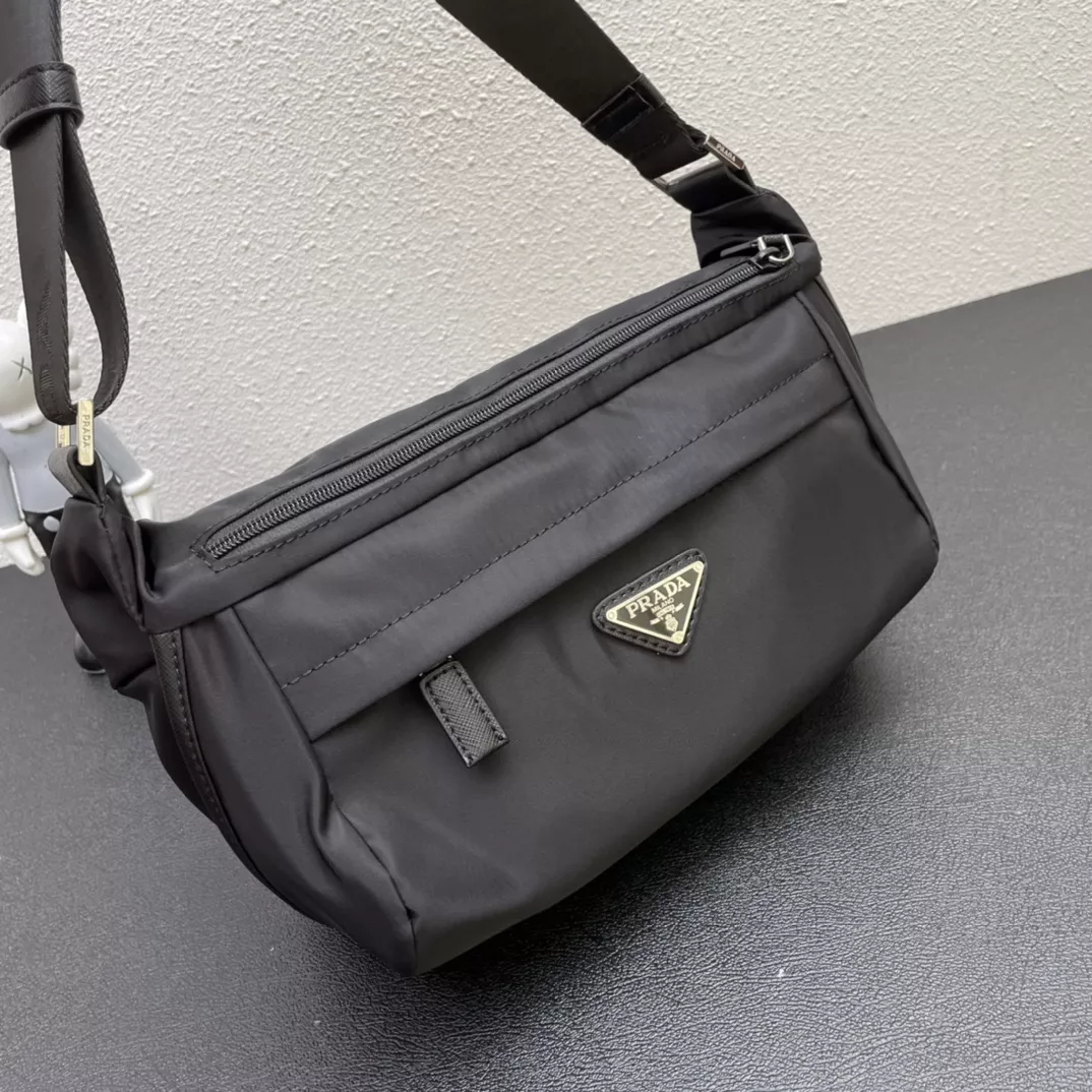 WellDesigned 6765 Prada AAA Man Messenger Bags