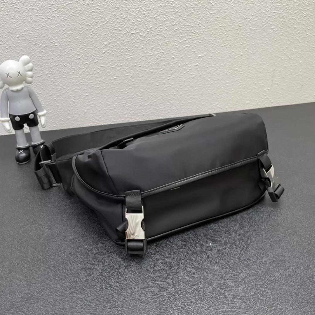 WellDesigned 6765 Prada AAA Man Messenger Bags