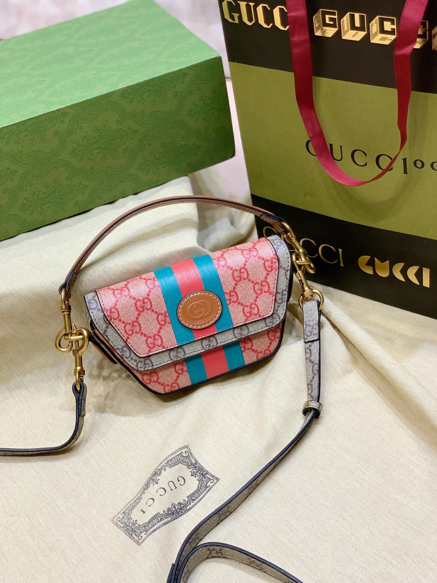 WellDesigned 7042 Gucci AAA Quality Messenger Bags For Women