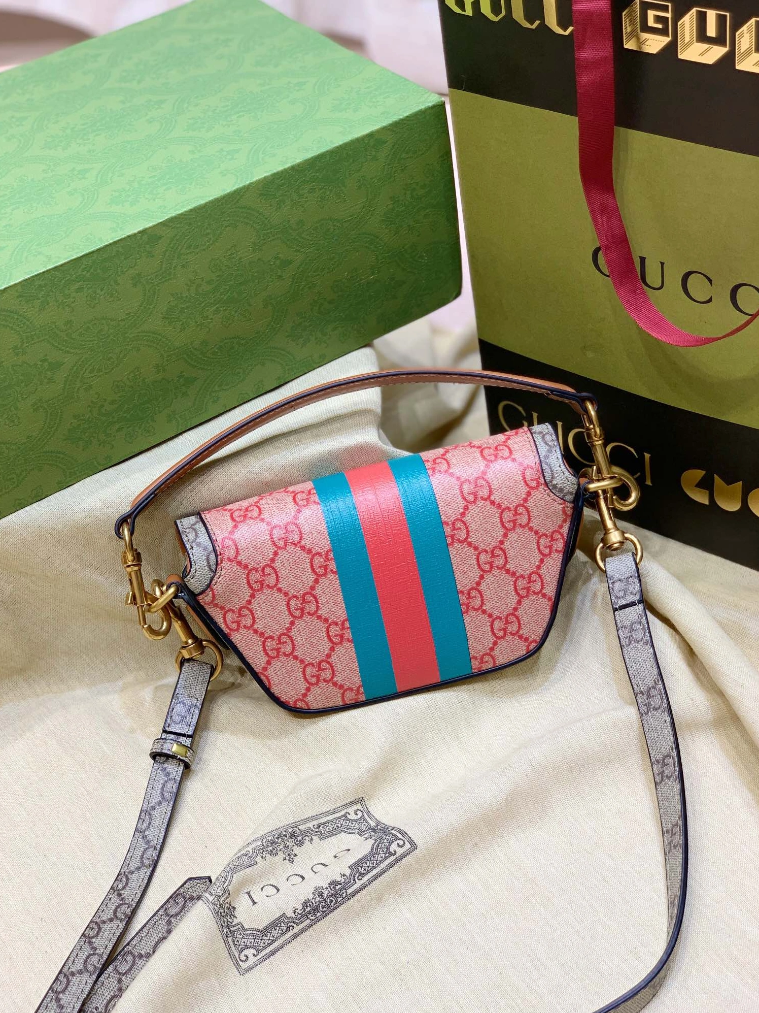 WellDesigned 7042 Gucci AAA Quality Messenger Bags For Women