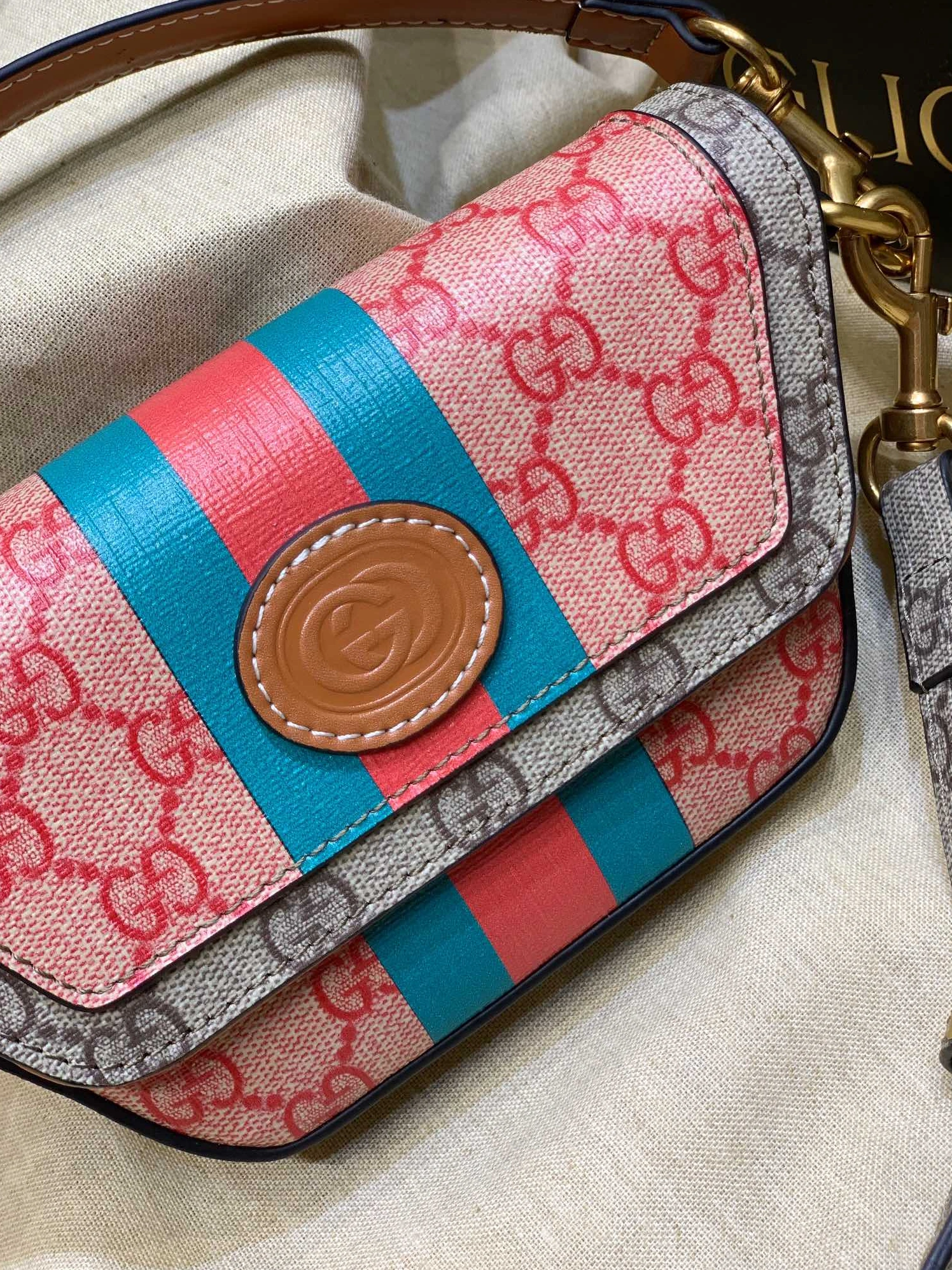 WellDesigned 7042 Gucci AAA Quality Messenger Bags For Women