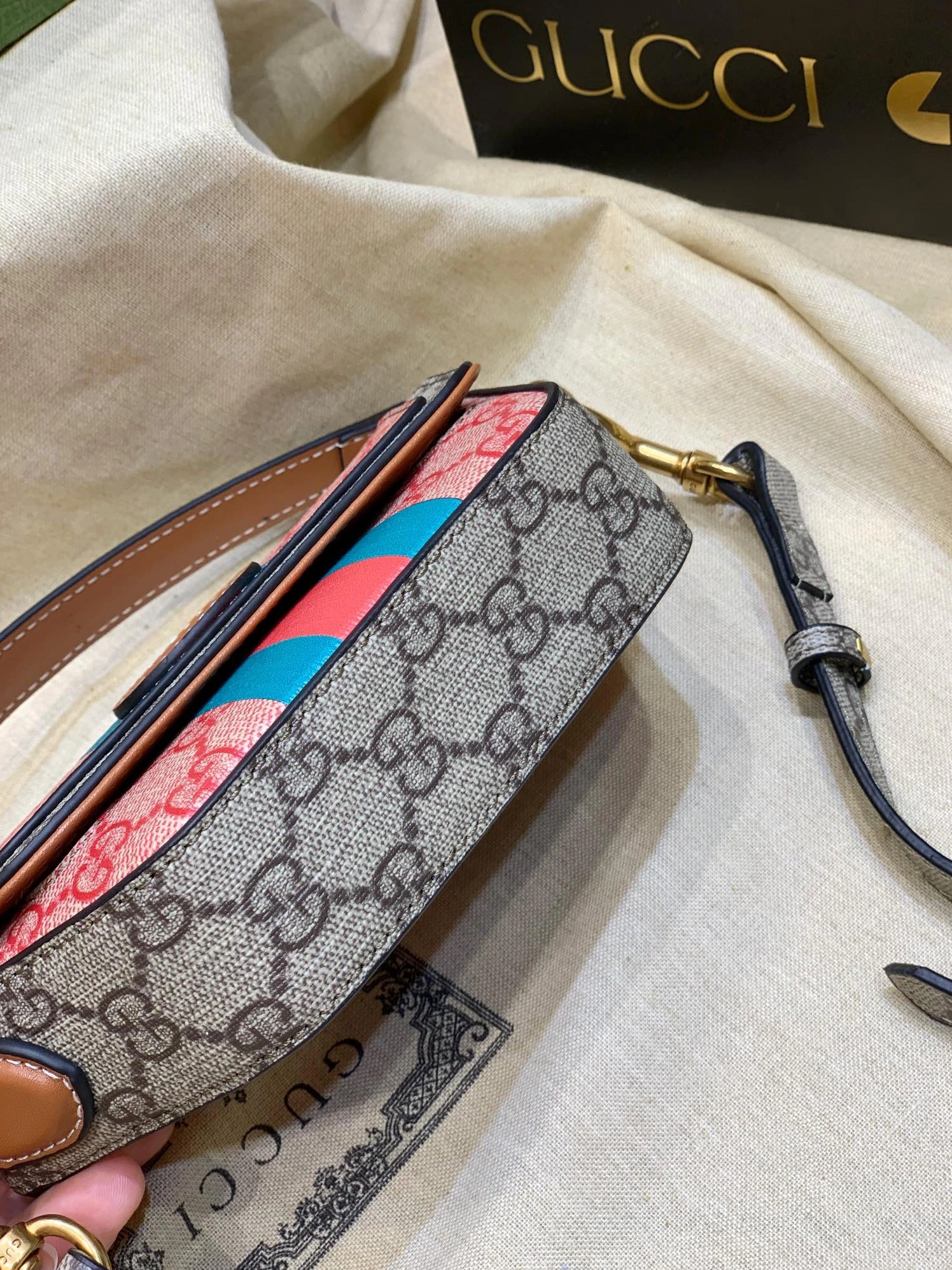 WellDesigned 7042 Gucci AAA Quality Messenger Bags For Women