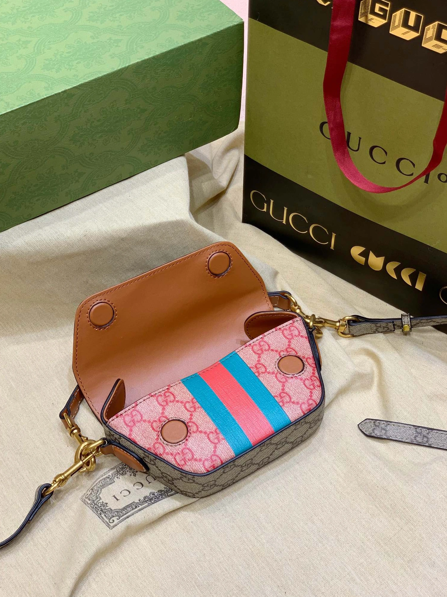WellDesigned 7042 Gucci AAA Quality Messenger Bags For Women