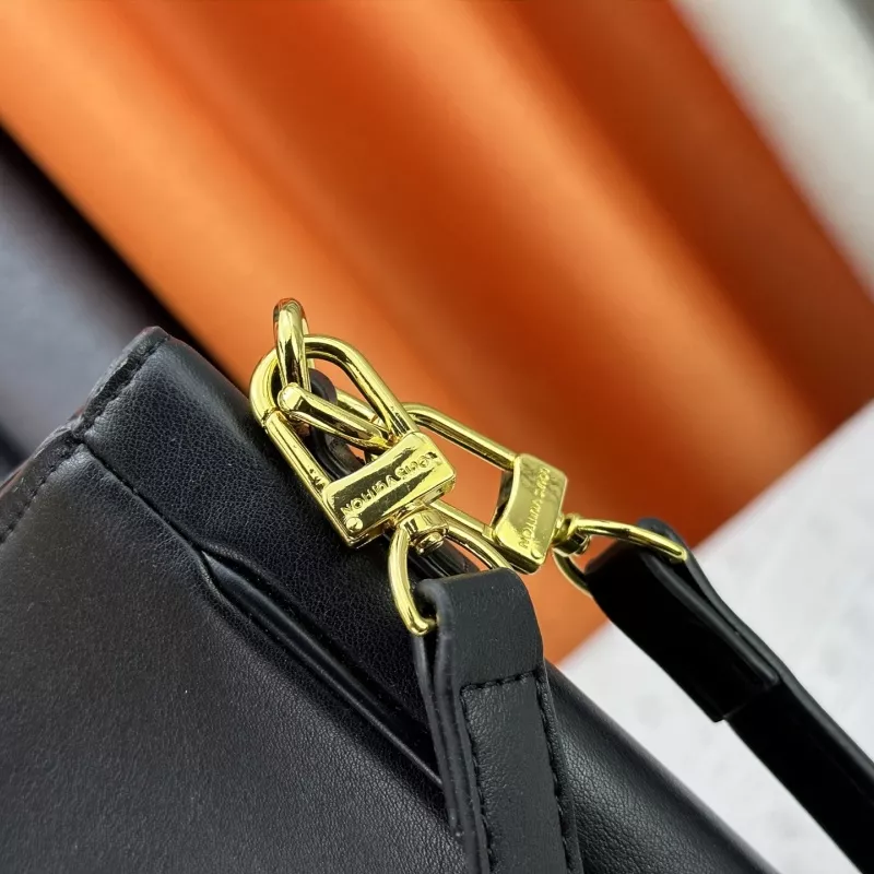 WellDesigned 7095 Louis Vuitton AAA Quality Messenger Bags For Women