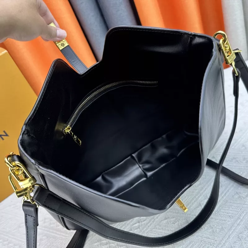 WellDesigned 7095 Louis Vuitton AAA Quality Messenger Bags For Women