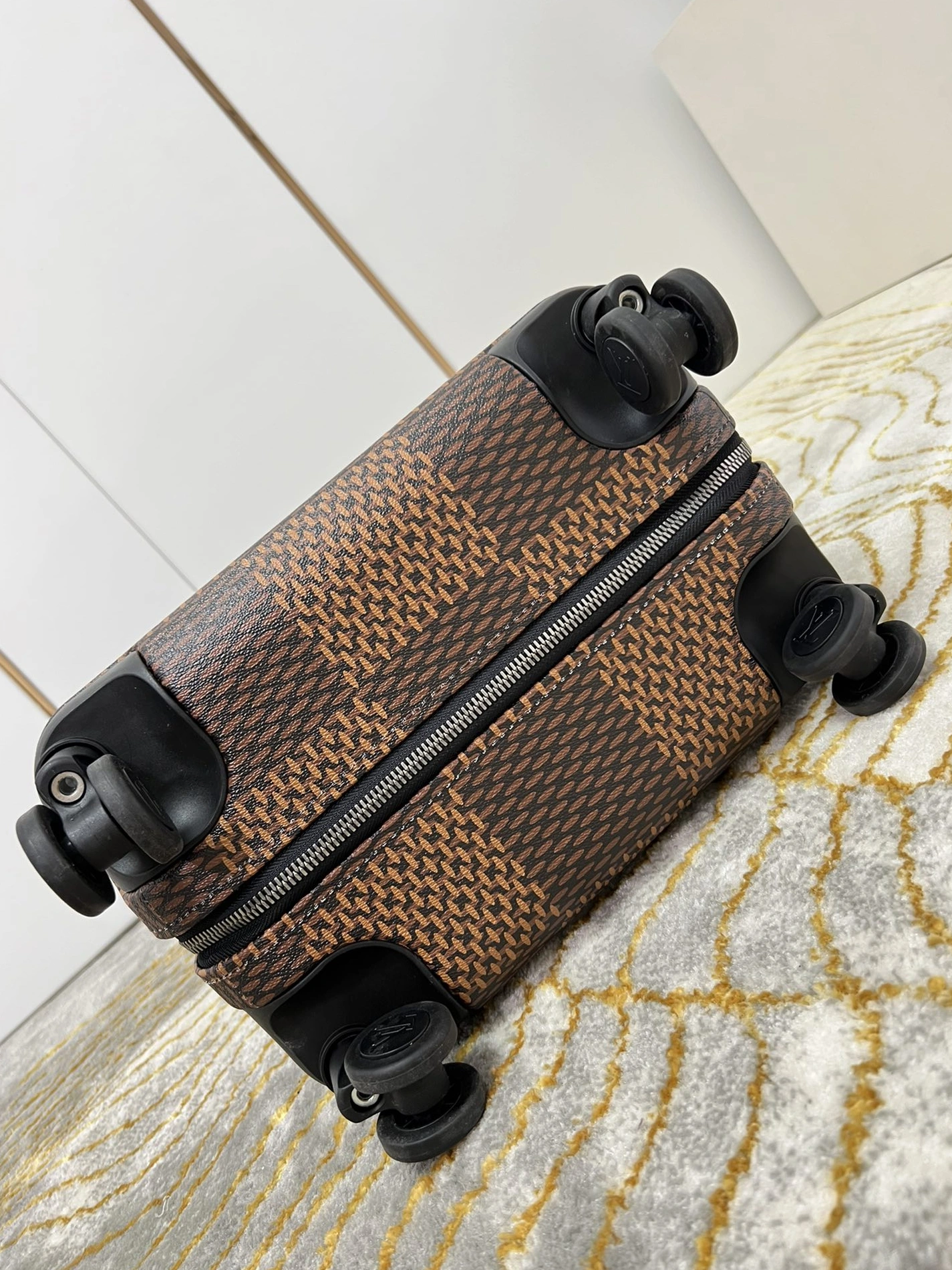 WellDesigned 7097 Louis Vuitton Luggage