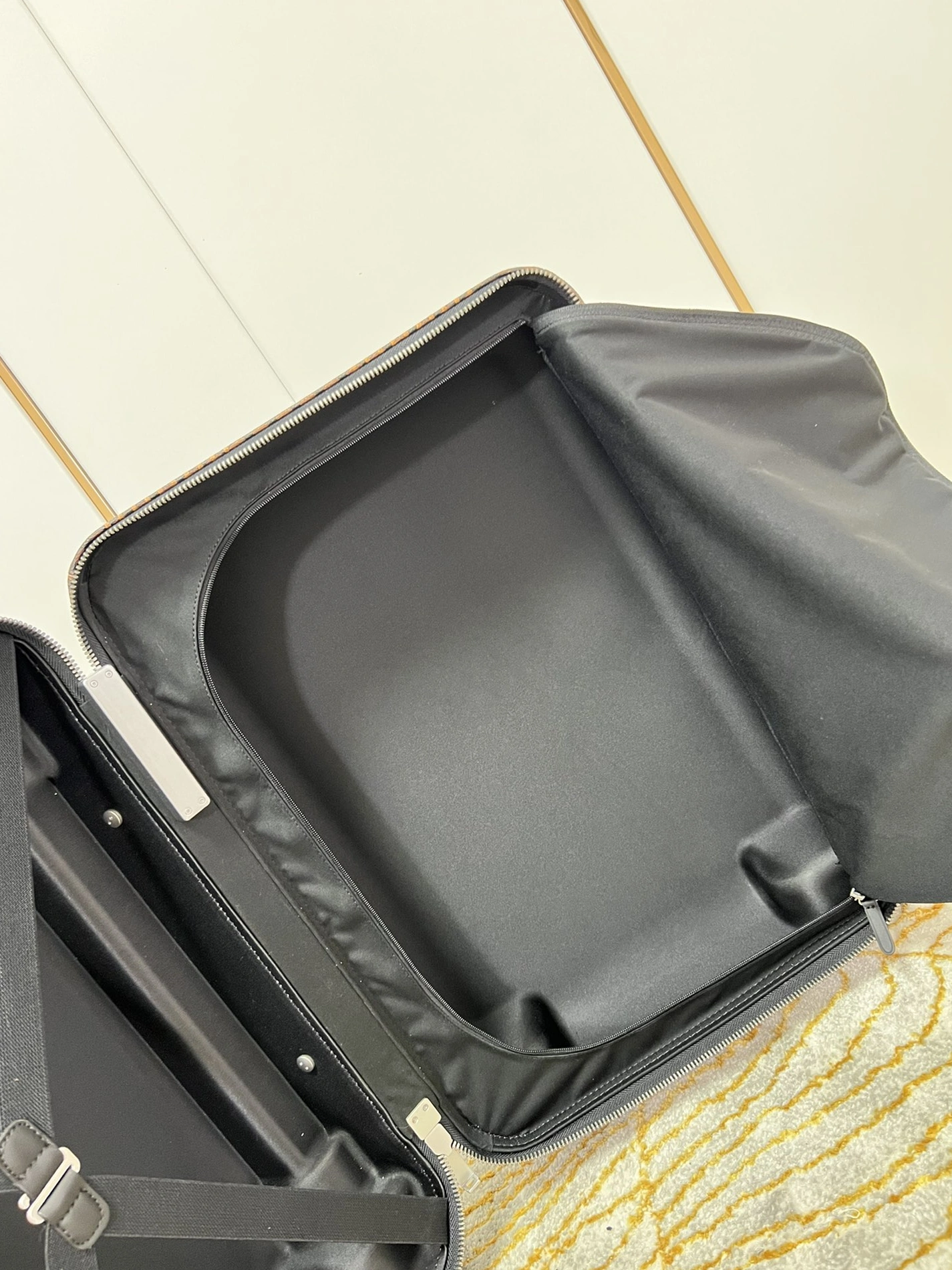 WellDesigned 7097 Louis Vuitton Luggage