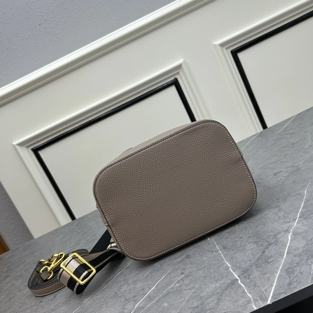 WellDesigned 7146 Prada AAA Quality Handbags For Women