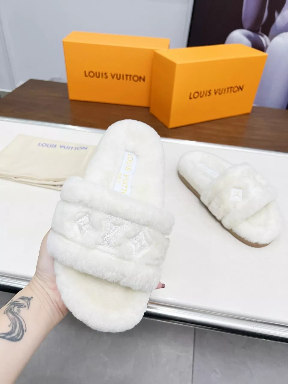 WellDesigned 7469 Louis Vuitton Slippers For Women
