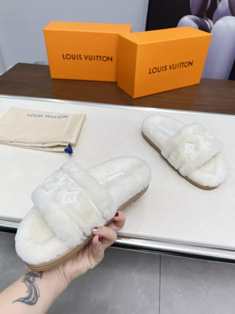 WellDesigned 7469 Louis Vuitton Slippers For Women