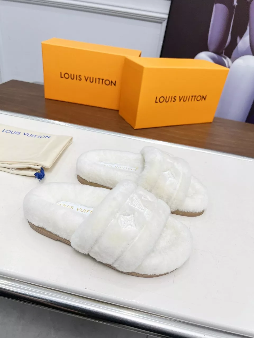 WellDesigned 7469 Louis Vuitton Slippers For Women