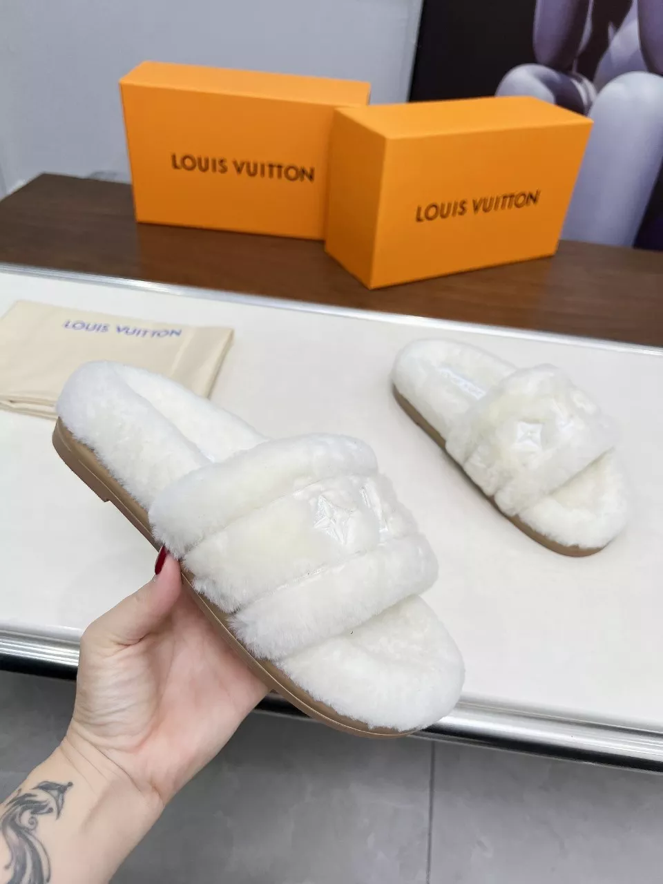 WellDesigned 7469 Louis Vuitton Slippers For Women