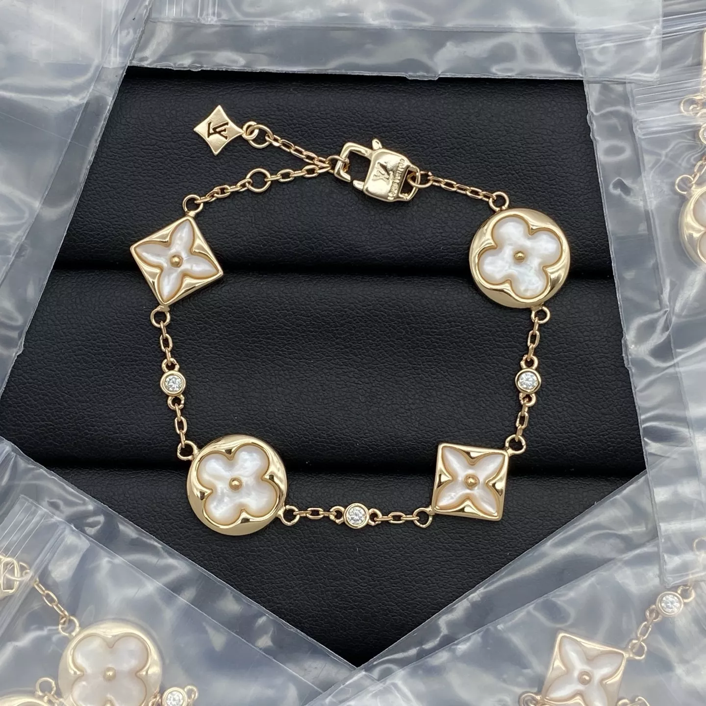 WellDesigned 7499 Louis Vuitton LV Bracelets