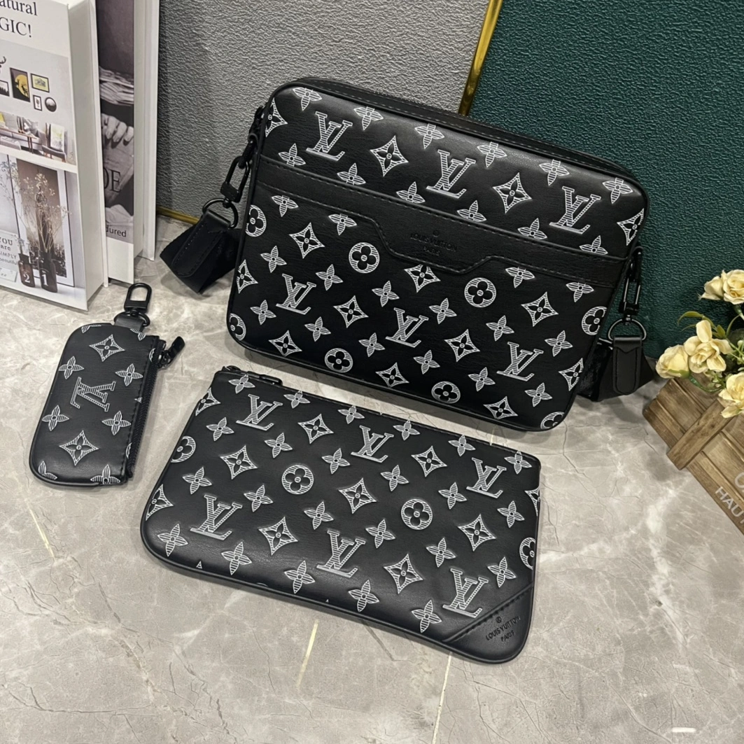 WellDesigned 7520 Louis Vuitton AAA Man Messenger Bags