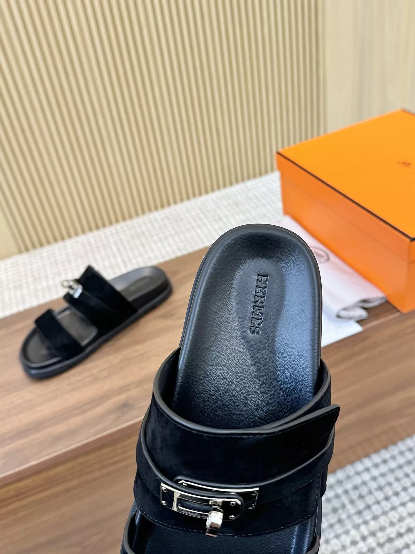 WellDesigned 7787 Hermes Slippers For Men