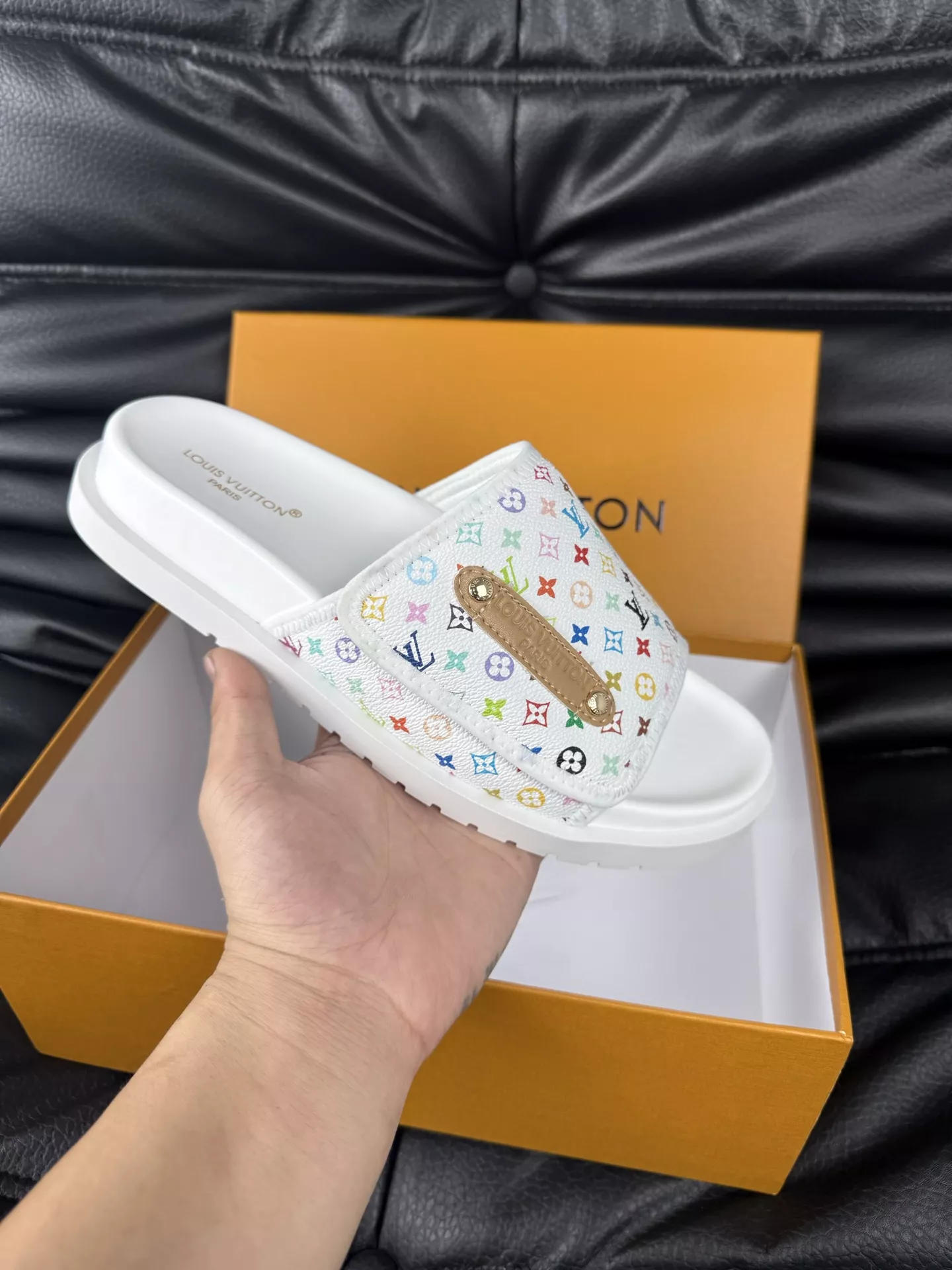 WellDesigned 7798 Louis Vuitton Slippers For Men