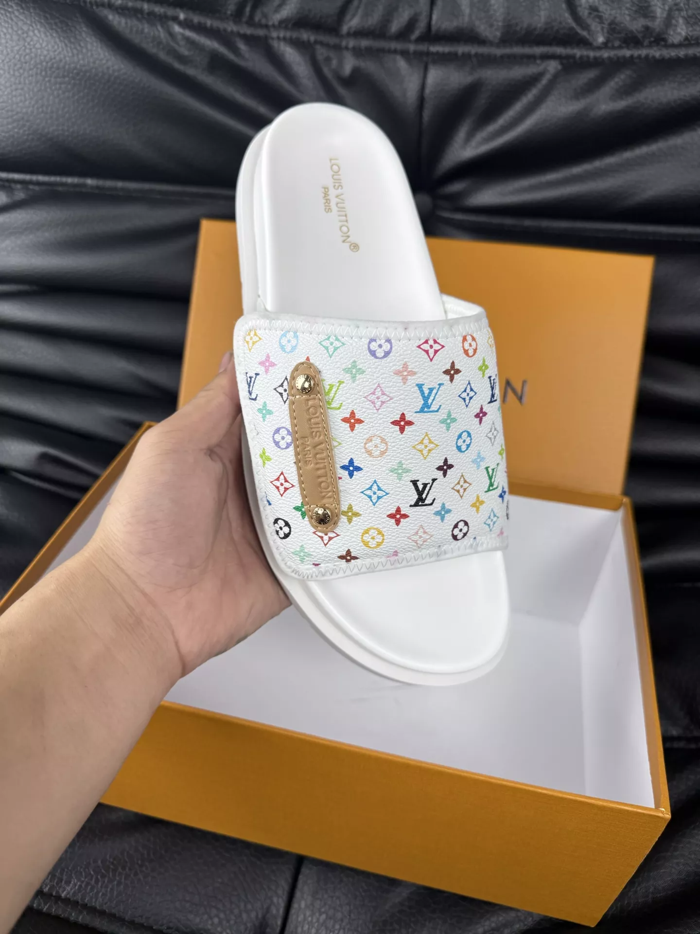 WellDesigned 7798 Louis Vuitton Slippers For Men