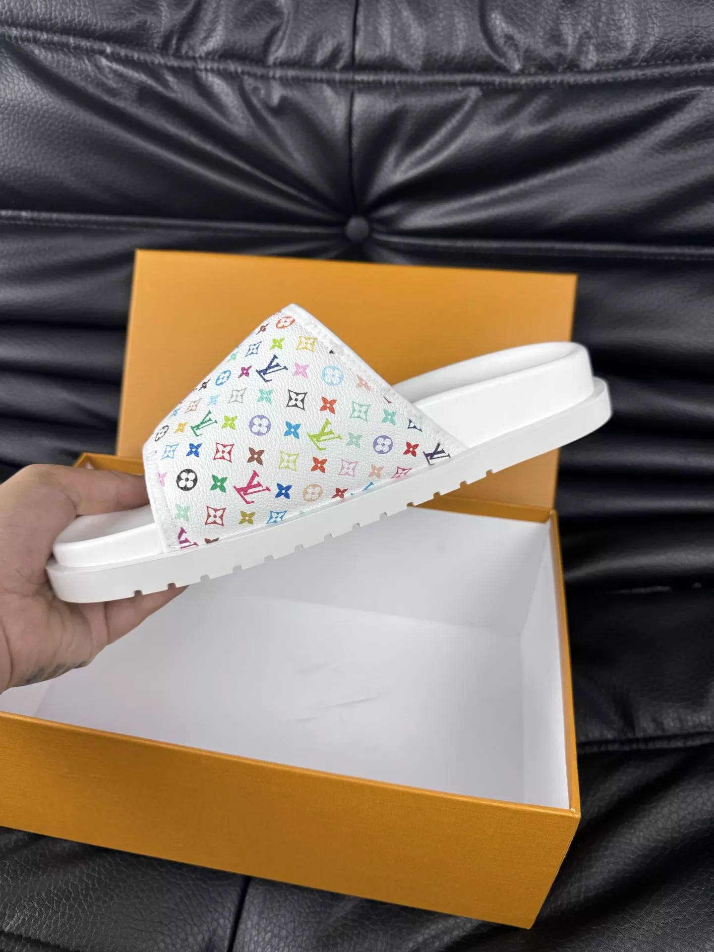 WellDesigned 7798 Louis Vuitton Slippers For Men
