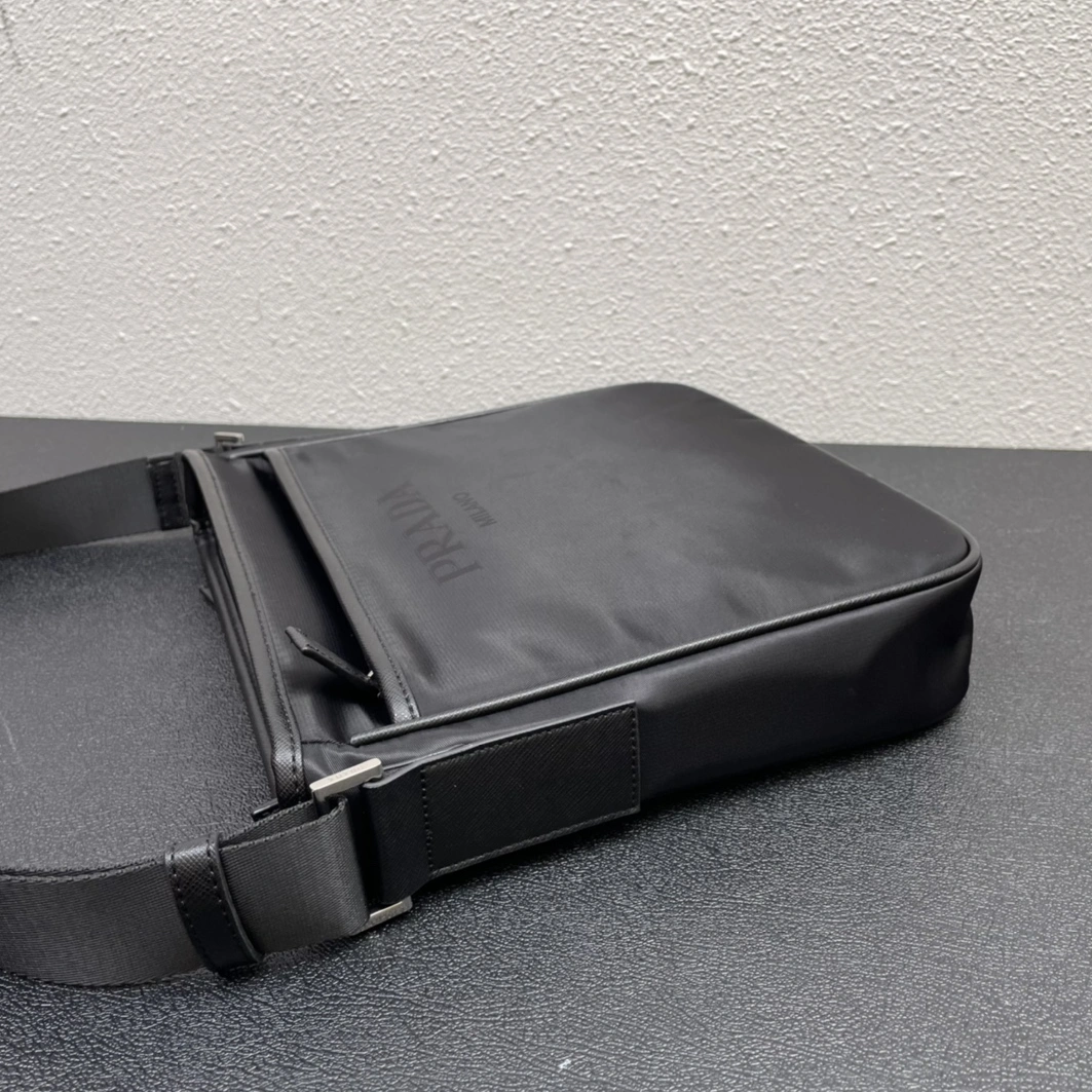 WellDesigned 7842 Prada AAA Man Messenger Bags