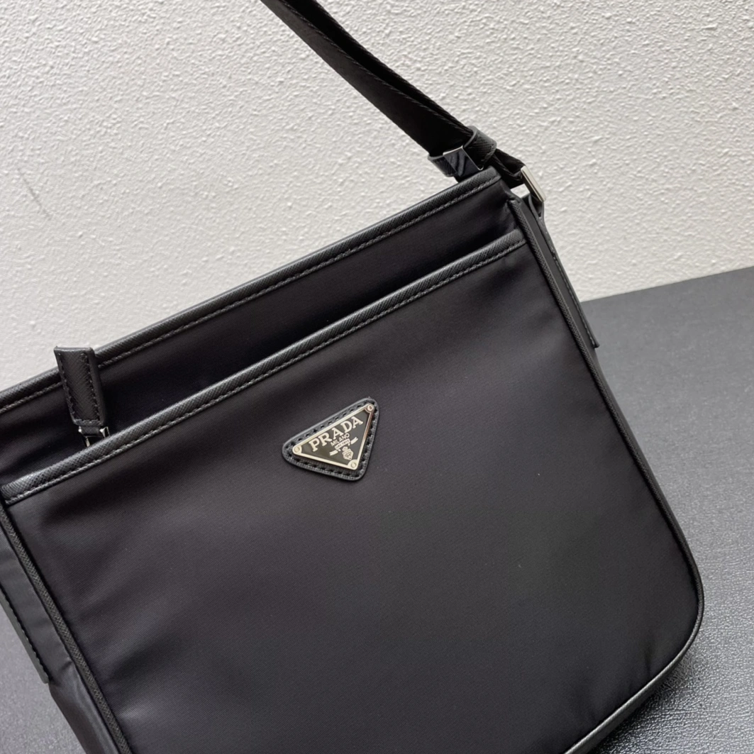 WellDesigned 7842 Prada AAA Man Messenger Bags