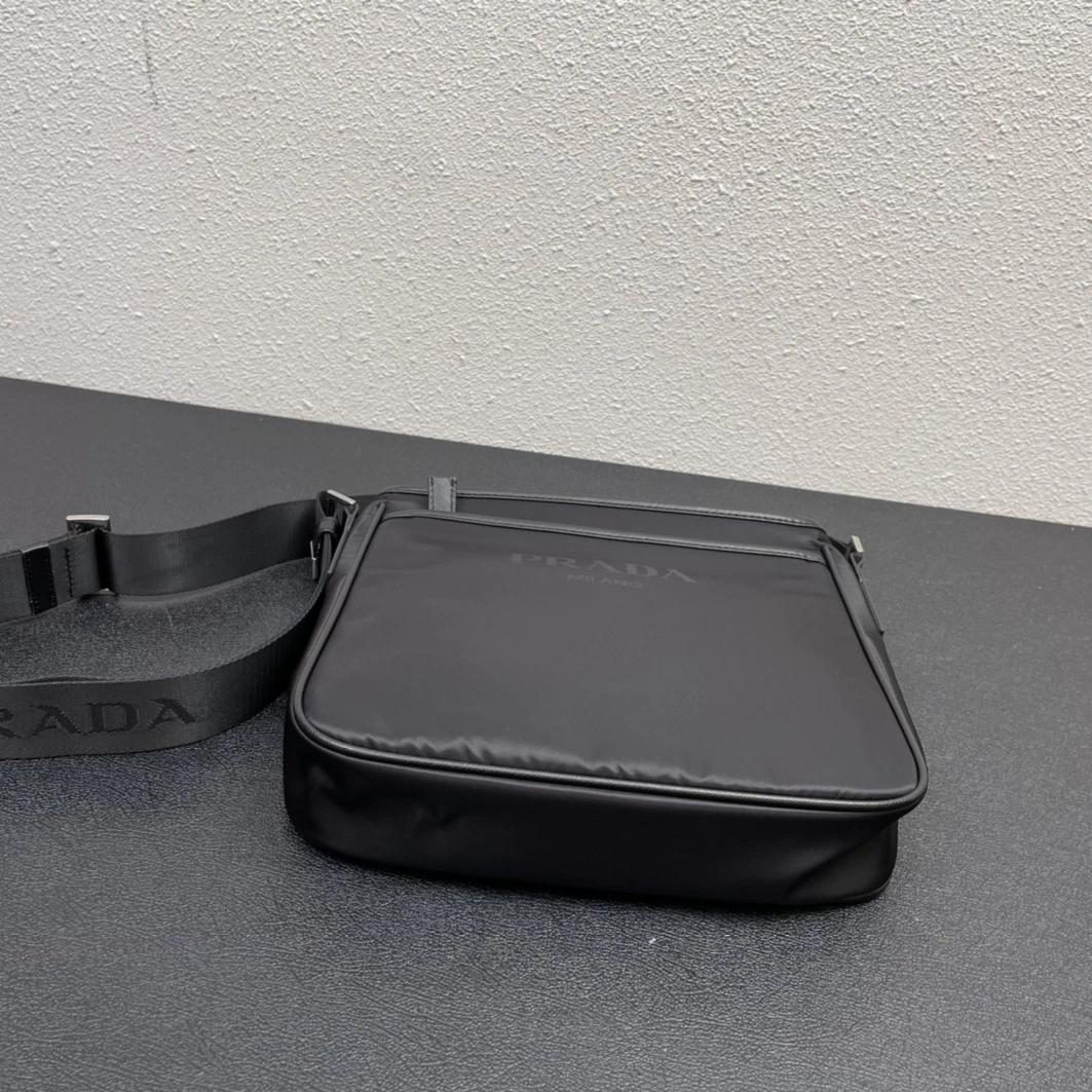 WellDesigned 7842 Prada AAA Man Messenger Bags