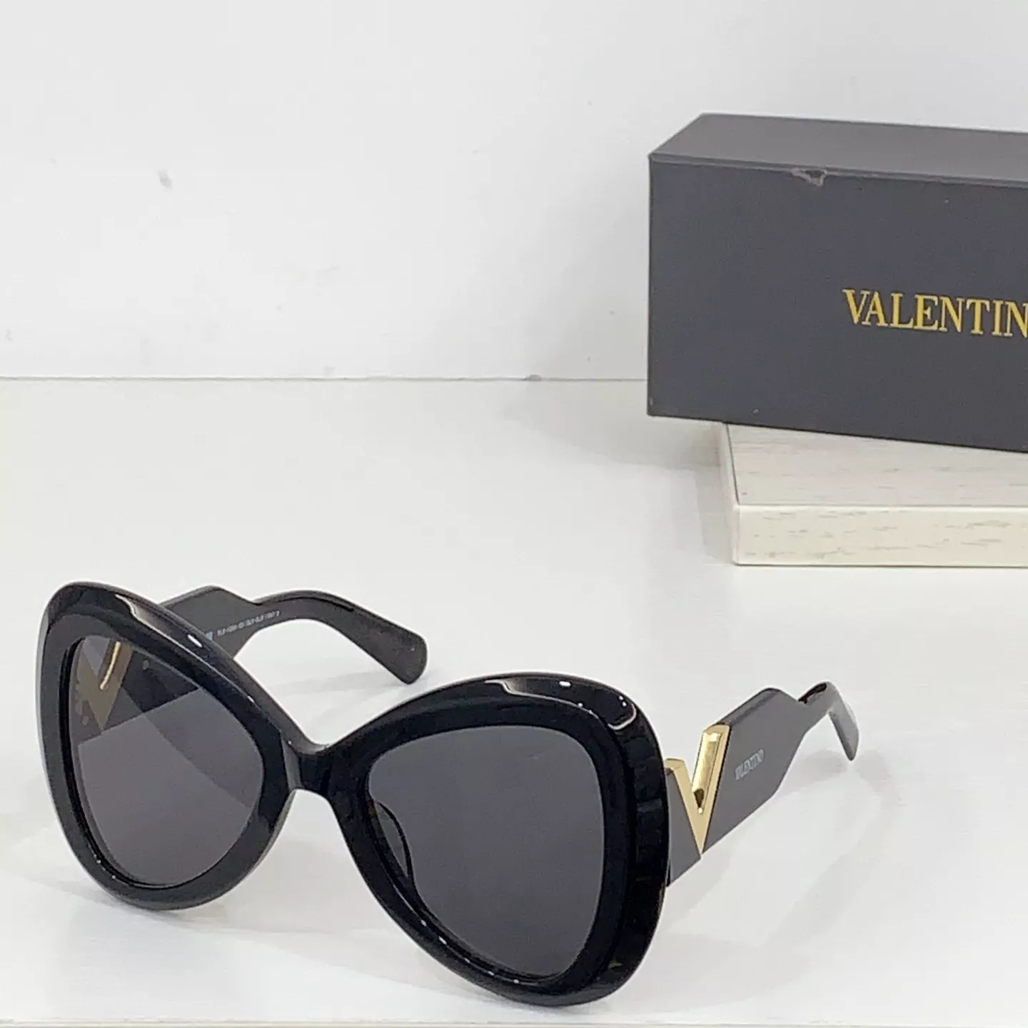 WellDesigned 7886 Valentino AAA Quality Sunglasses