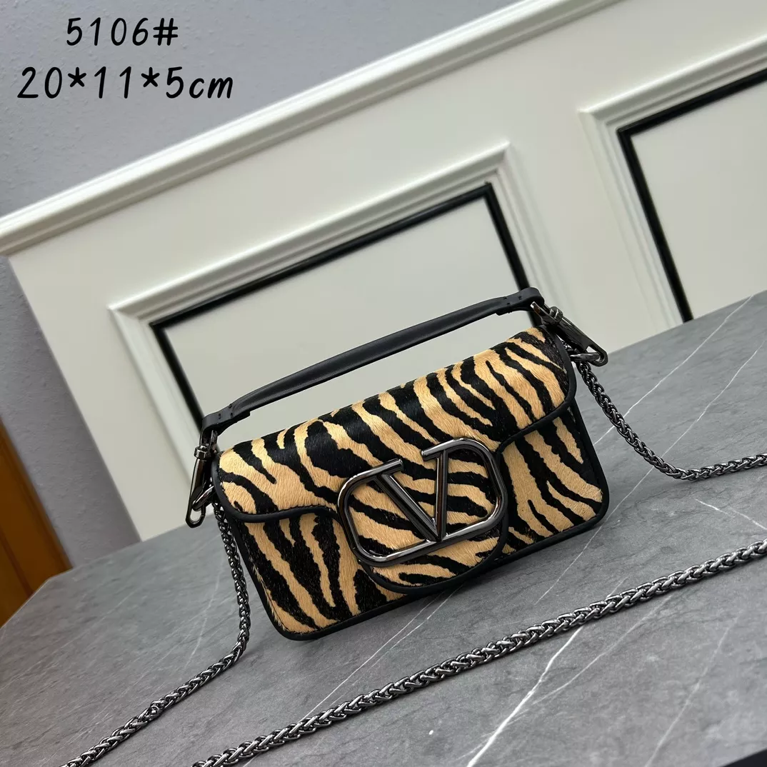 WellDesigned 7907 Valentino AAA Quality Messenger Bags For Women
