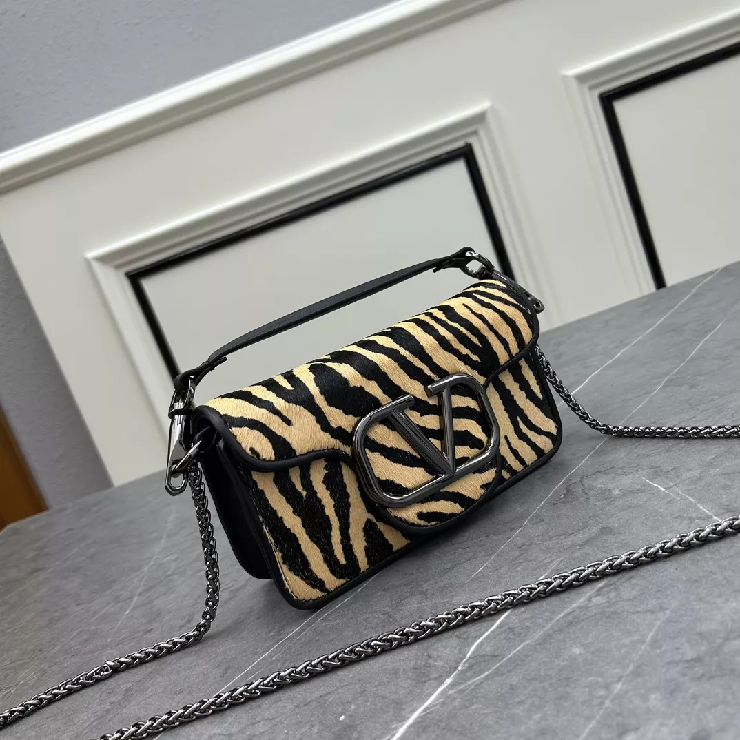 WellDesigned 7907 Valentino AAA Quality Messenger Bags For Women